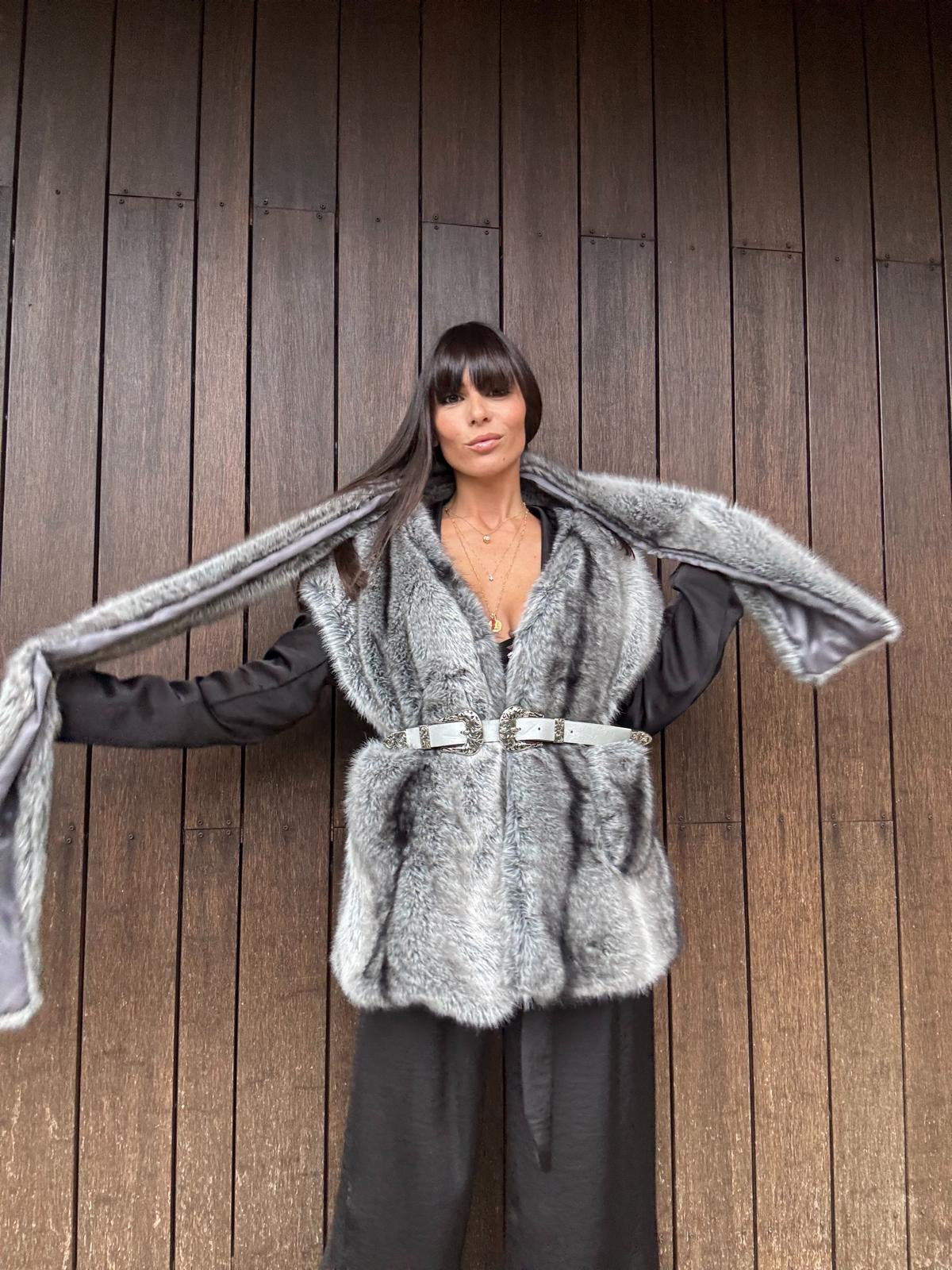 Eco Pelliccia Grigia con Sciarpa Integrata – Iconica e Avvolgente