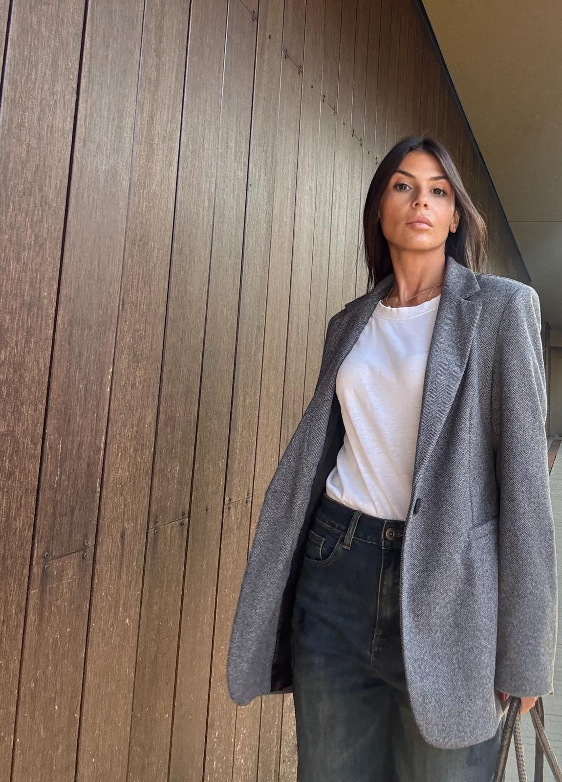 Blazer Grigio in Tessuto Spigato
Stile essenziale. Eleganza quotidiana. Versatilità senza tempo.