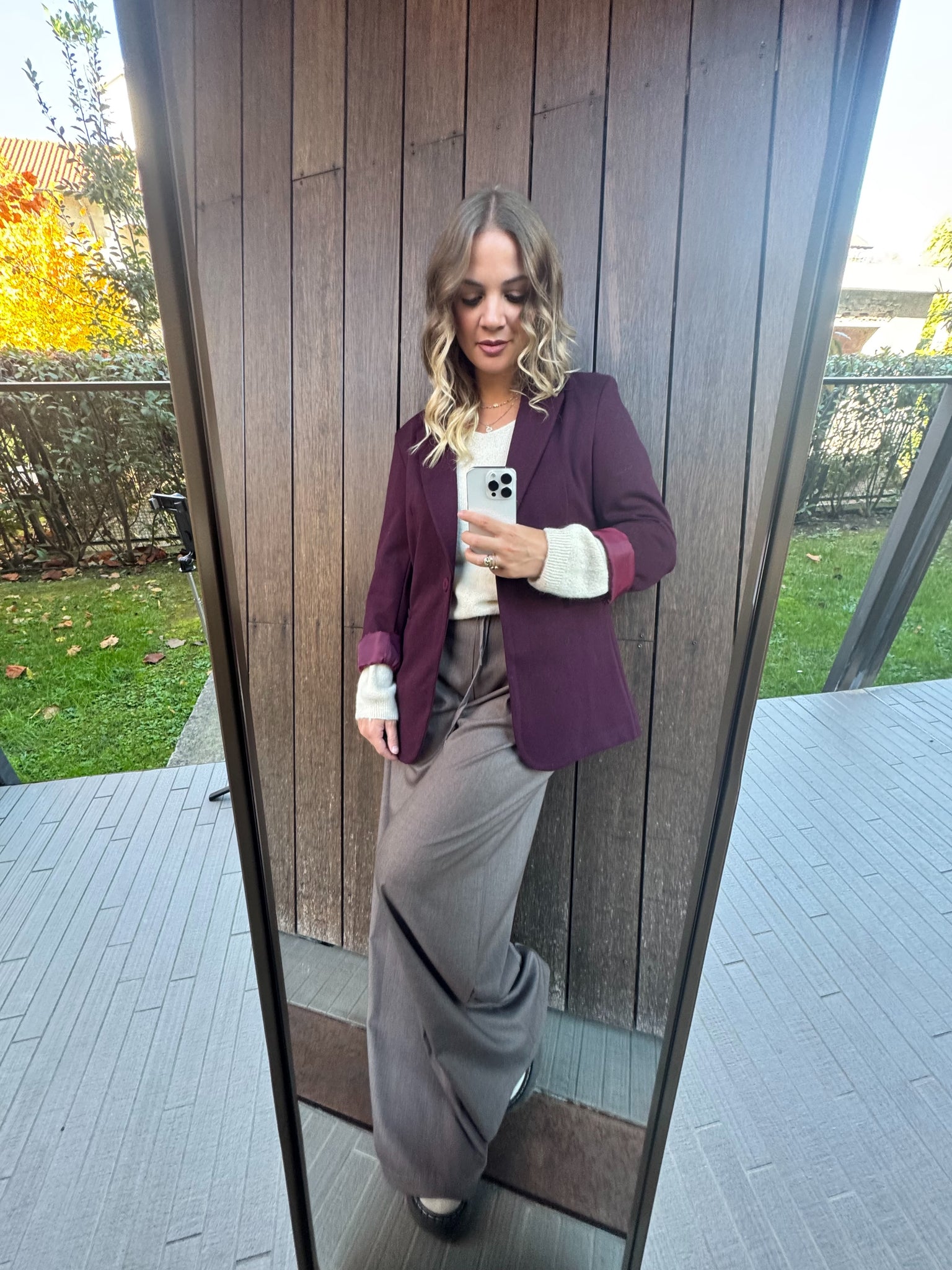 Blazer Borgogna in Tessuto Spigato Stile essenziale. Eleganza quotidiana. Versatilità senza tempo.