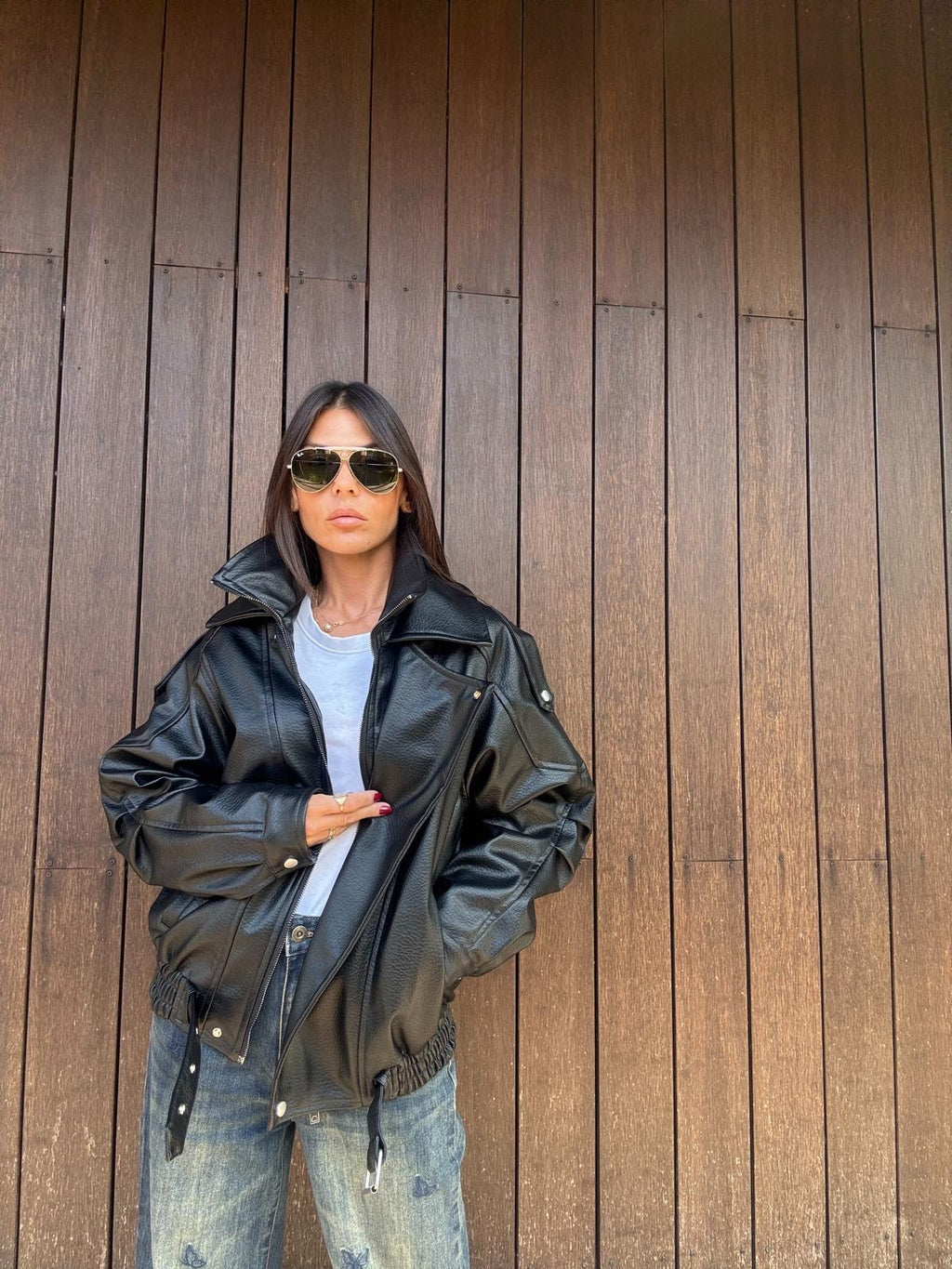 Bomber Oversize in Ecopelle Nera
Carattere deciso. Stile contemporaneo. Comfort quotidiano.