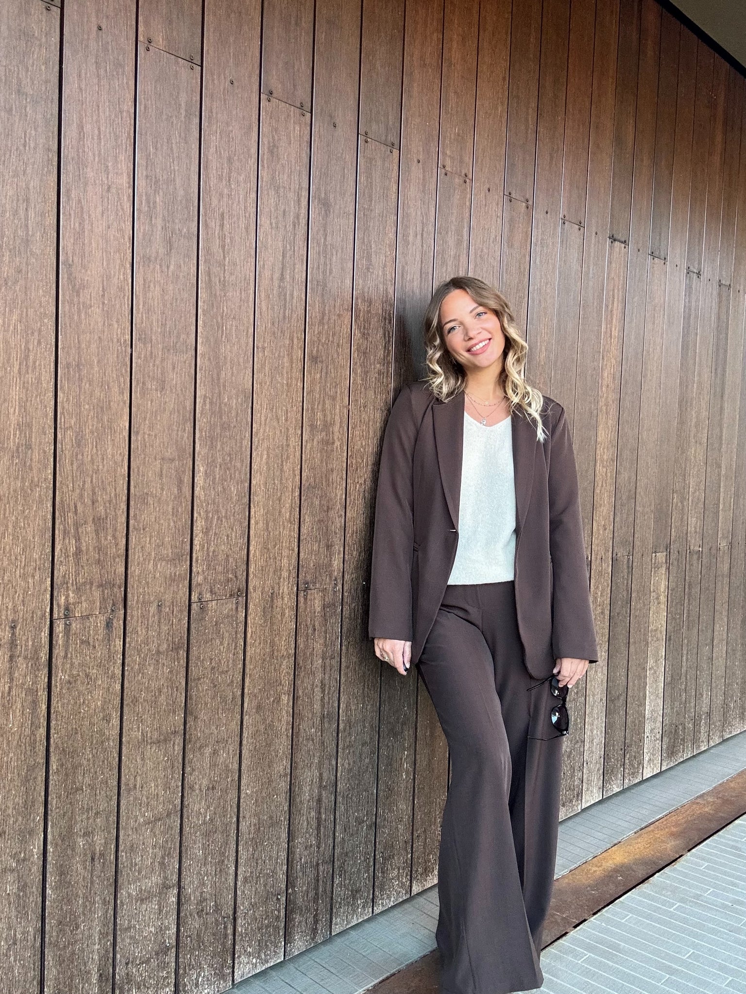 Mocha Suit – Eleganza minimal e fascino contemporaneo