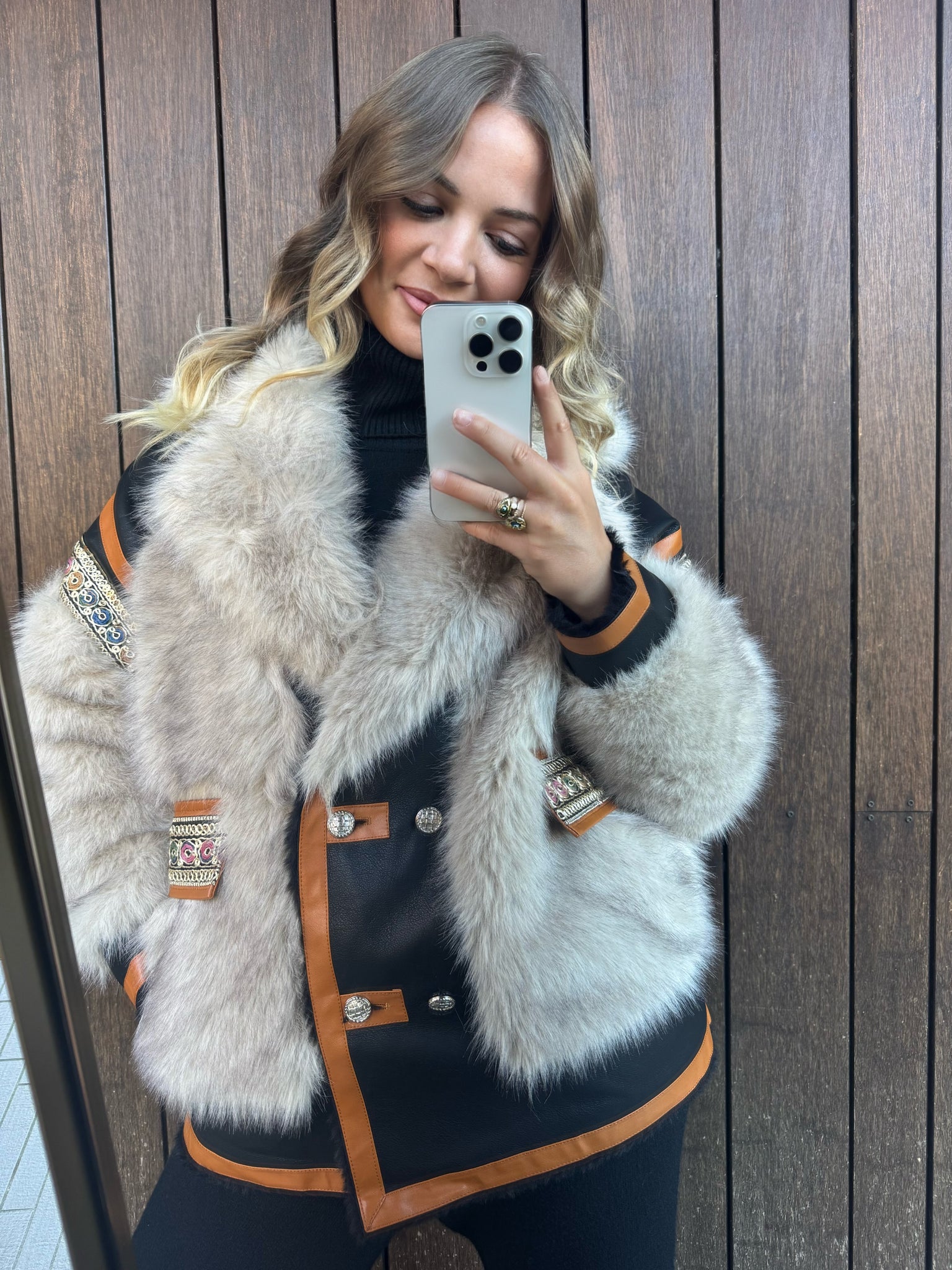 Cappotto in Ecopelle con Inserti in Pelliccia Sintetica e Dettagli Ricamati
Eleganza senza tempo. Stile deciso. Comfort avvolgente.