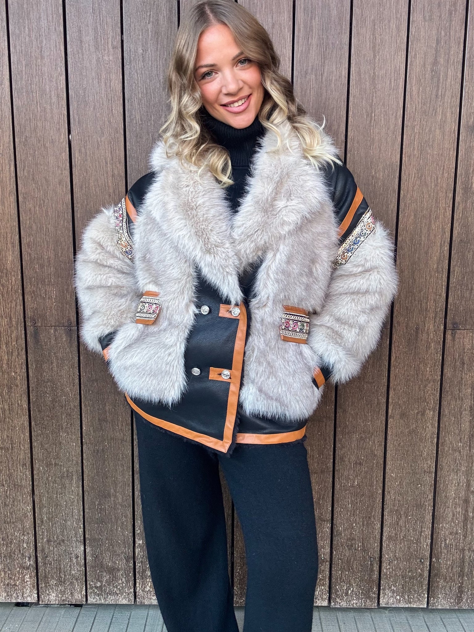 Cappotto in Ecopelle con Inserti in Pelliccia Sintetica e Dettagli Ricamati
Eleganza senza tempo. Stile deciso. Comfort avvolgente.