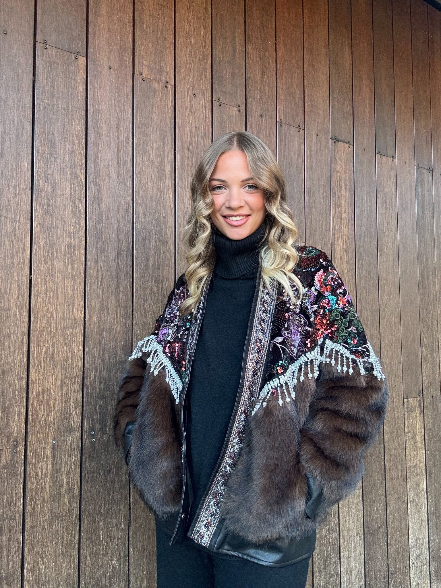 Giacca in eco pelliccia – Eleganza boho chic