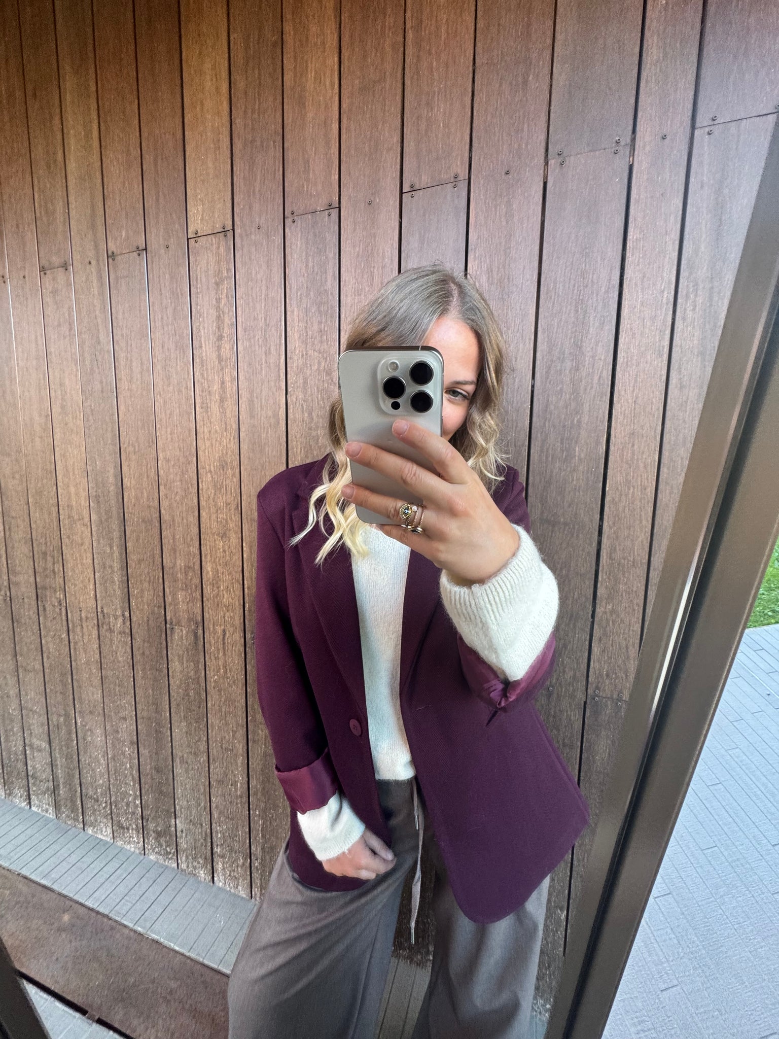 Blazer Borgogna in Tessuto Spigato Stile essenziale. Eleganza quotidiana. Versatilità senza tempo.