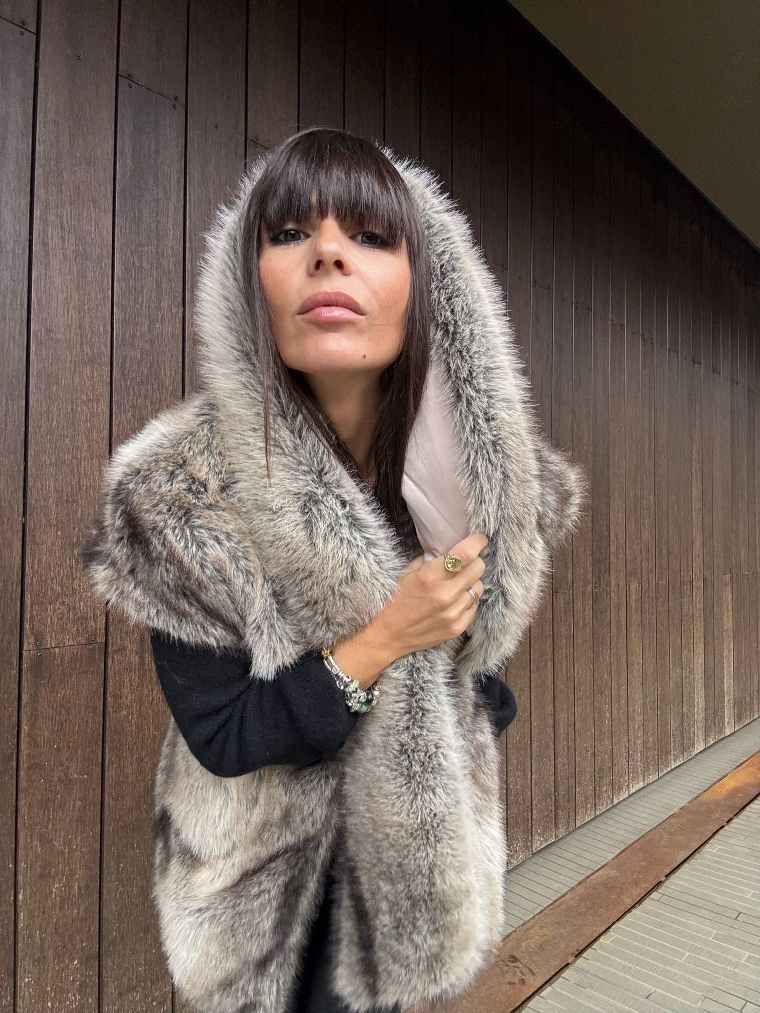 Eco Pelliccia Marrone con Sciarpa Integrata – Iconica e Avvolgente