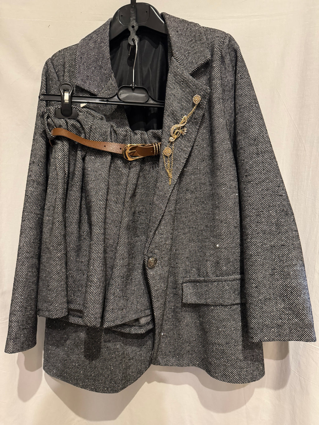 Vanessa - Twin Set Giacca e Shorts Grigio, Fantasia Elegante con Spilla