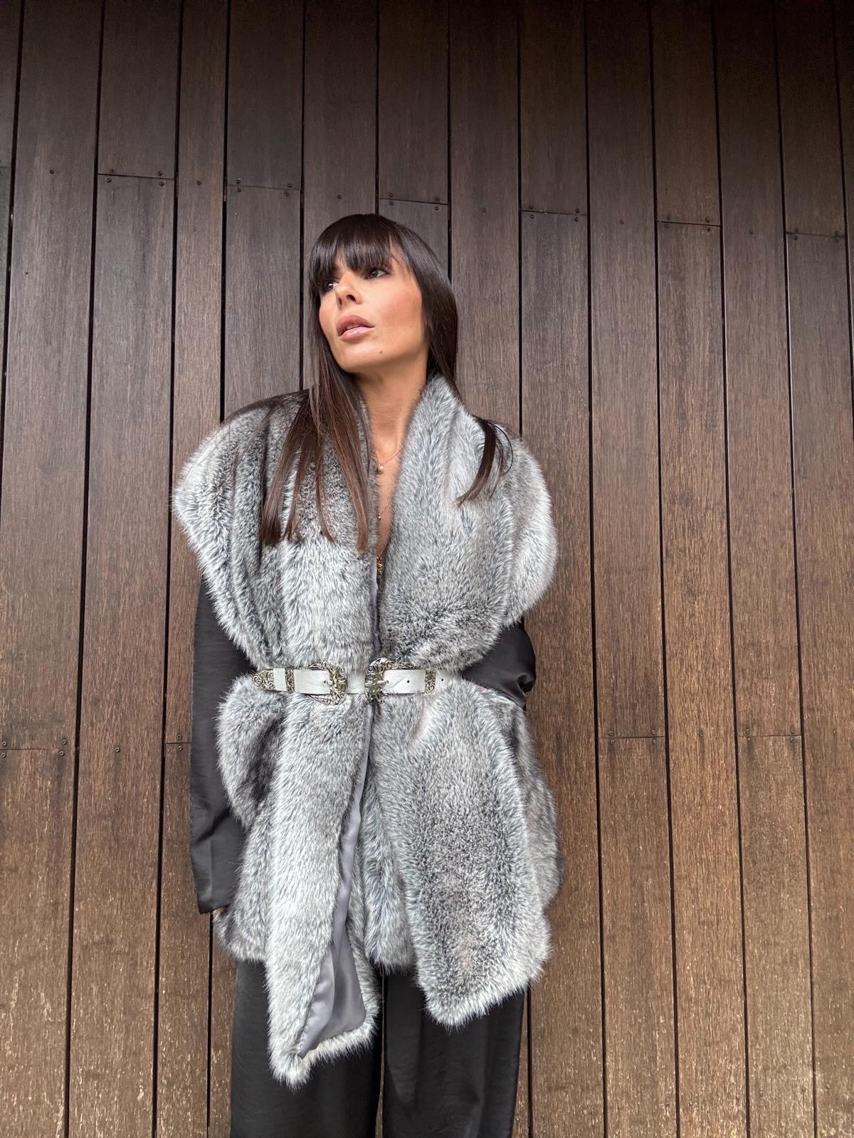 Eco Pelliccia Grigia con Sciarpa Integrata – Iconica e Avvolgente