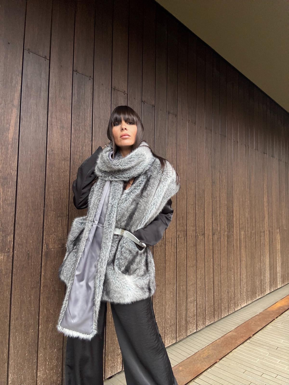 Eco Pelliccia Grigia con Sciarpa Integrata – Iconica e Avvolgente