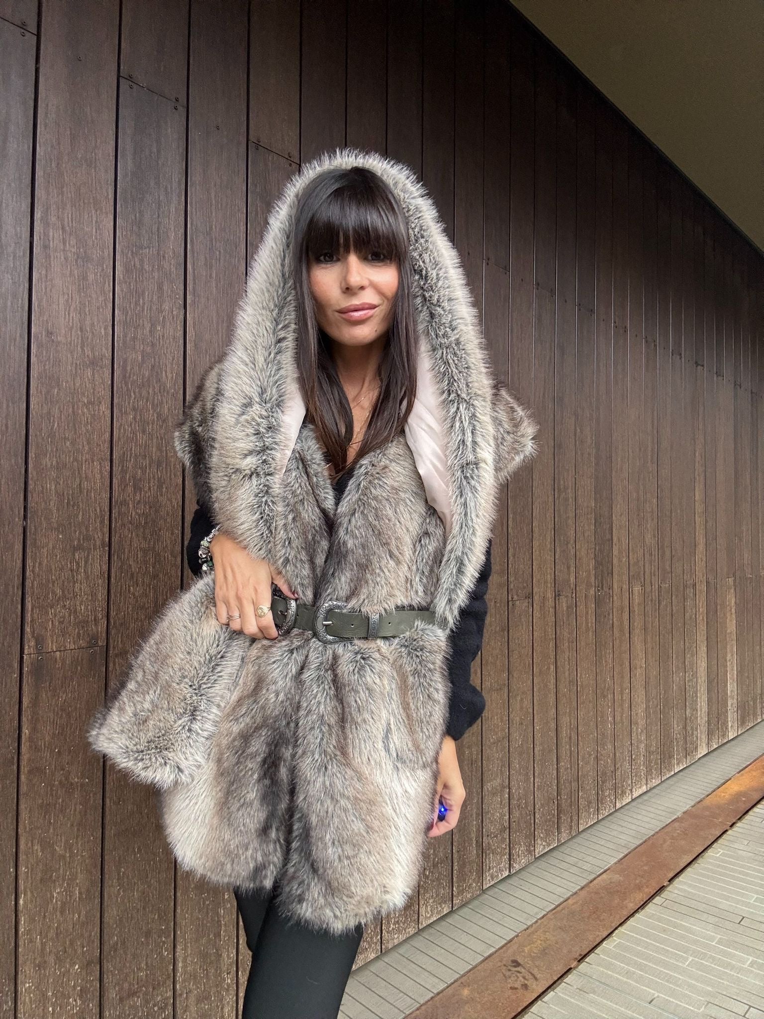 Eco Pelliccia Marrone con Sciarpa Integrata – Iconica e Avvolgente