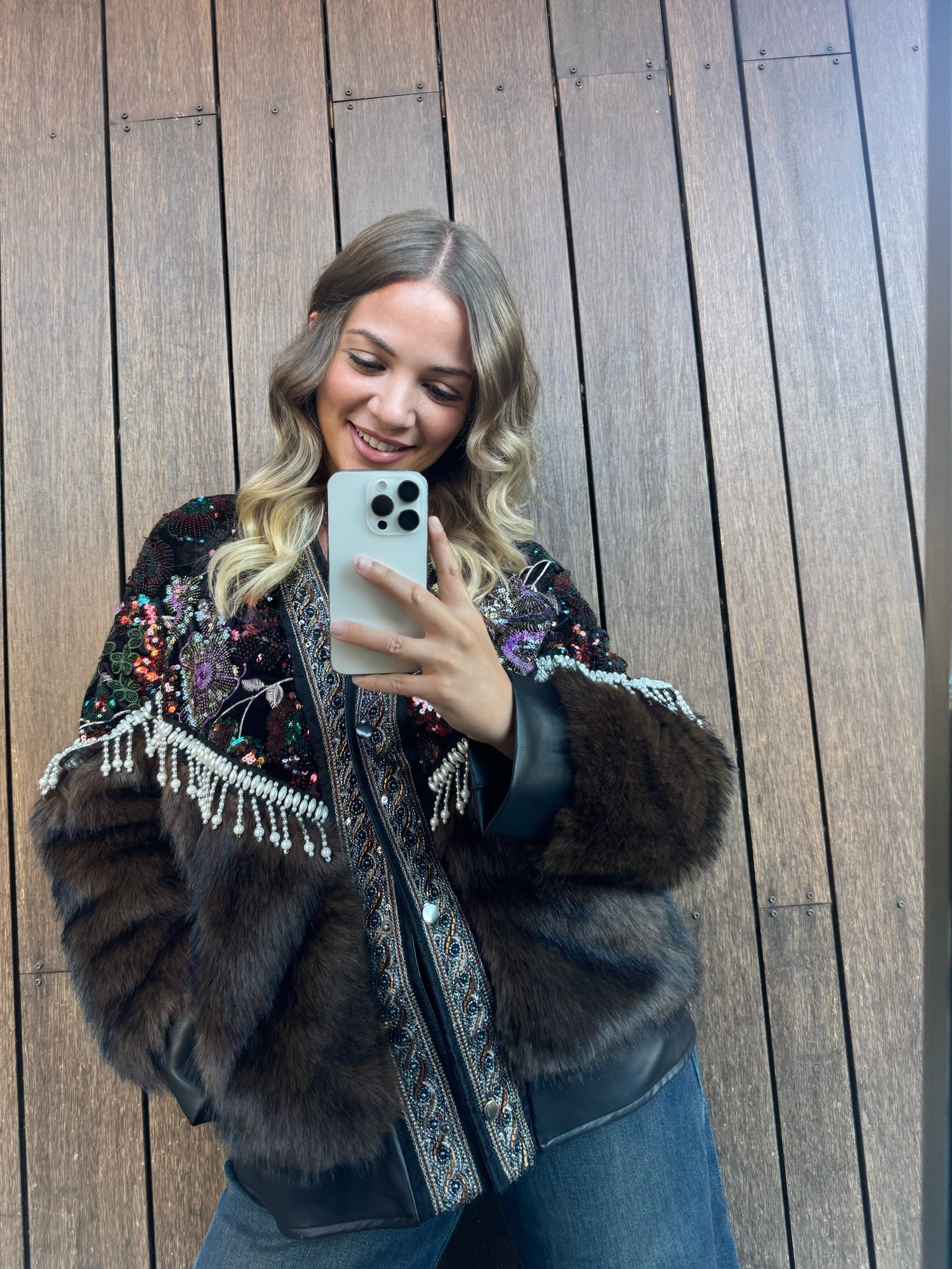 Giacca in eco pelliccia – Eleganza boho chic