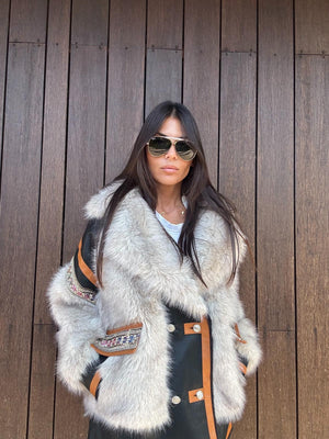 Cappotto in Pelle con Inserti in Pelliccia Sintetica e Dettagli Ricamati
Eleganza senza tempo. Stile deciso. Comfort avvolgente.