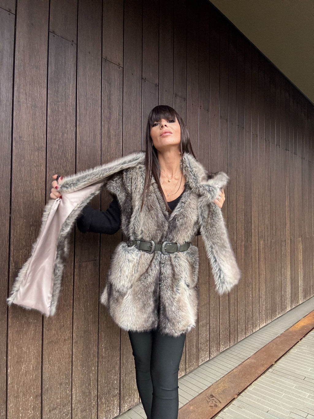 Eco Pelliccia Marrone con Sciarpa Integrata – Iconica e Avvolgente