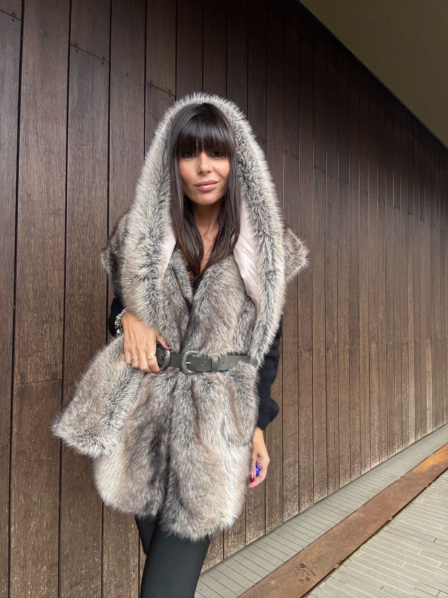 Eco Pelliccia Marrone con Sciarpa Integrata – Iconica e Avvolgente