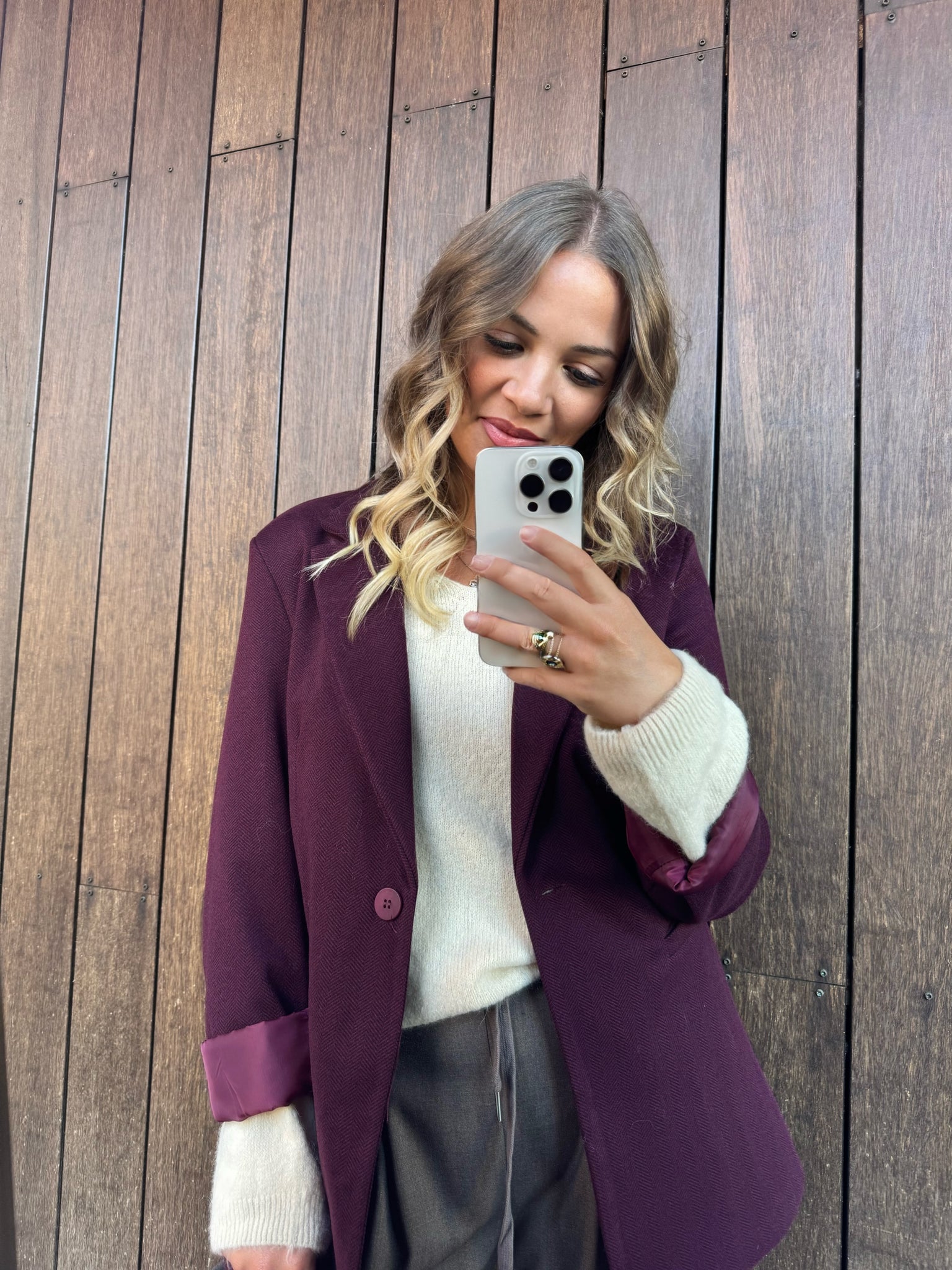 Blazer Borgogna in Tessuto Spigato Stile essenziale. Eleganza quotidiana. Versatilità senza tempo.