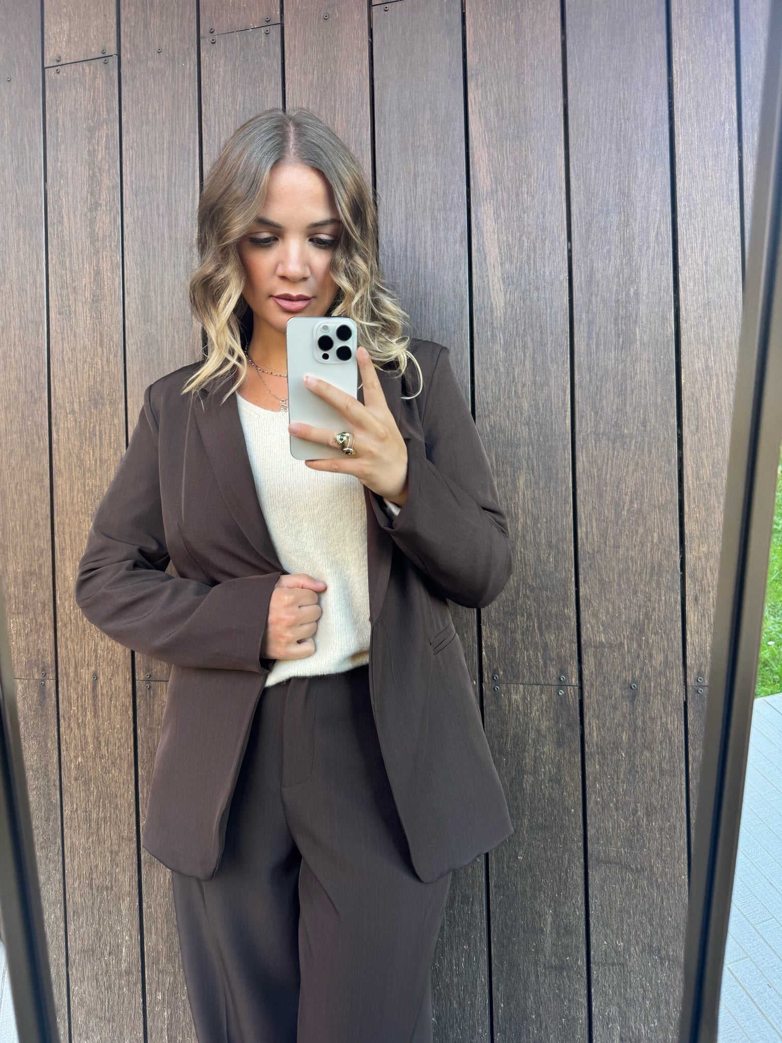 Mocha Suit – Eleganza minimal e fascino contemporaneo