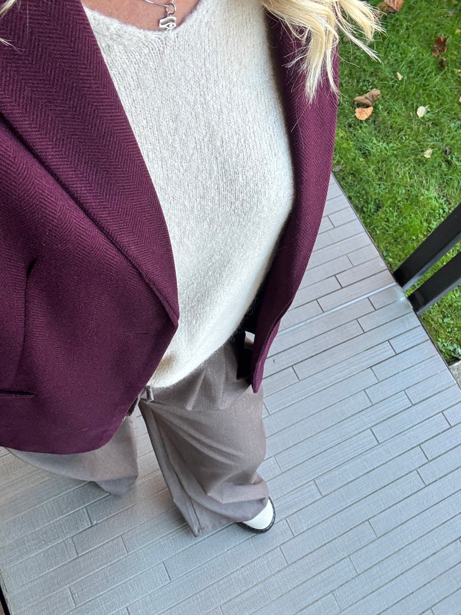 Blazer Borgogna in Tessuto Spigato Stile essenziale. Eleganza quotidiana. Versatilità senza tempo.