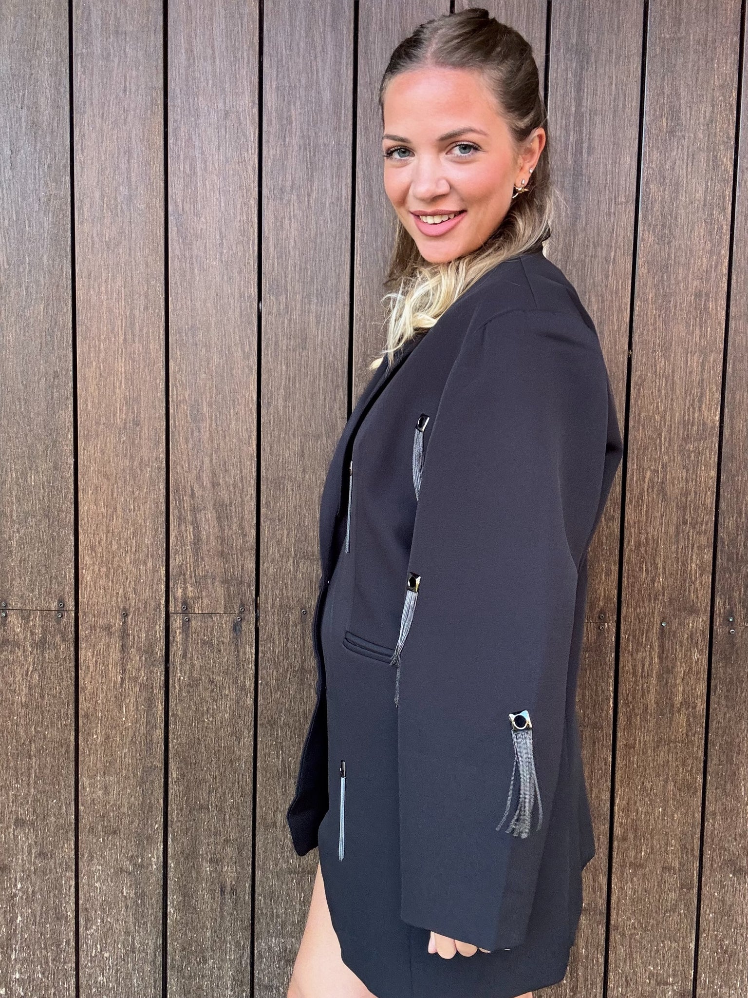Midnight Fringe Blazer – Audacia e charme contemporaneo