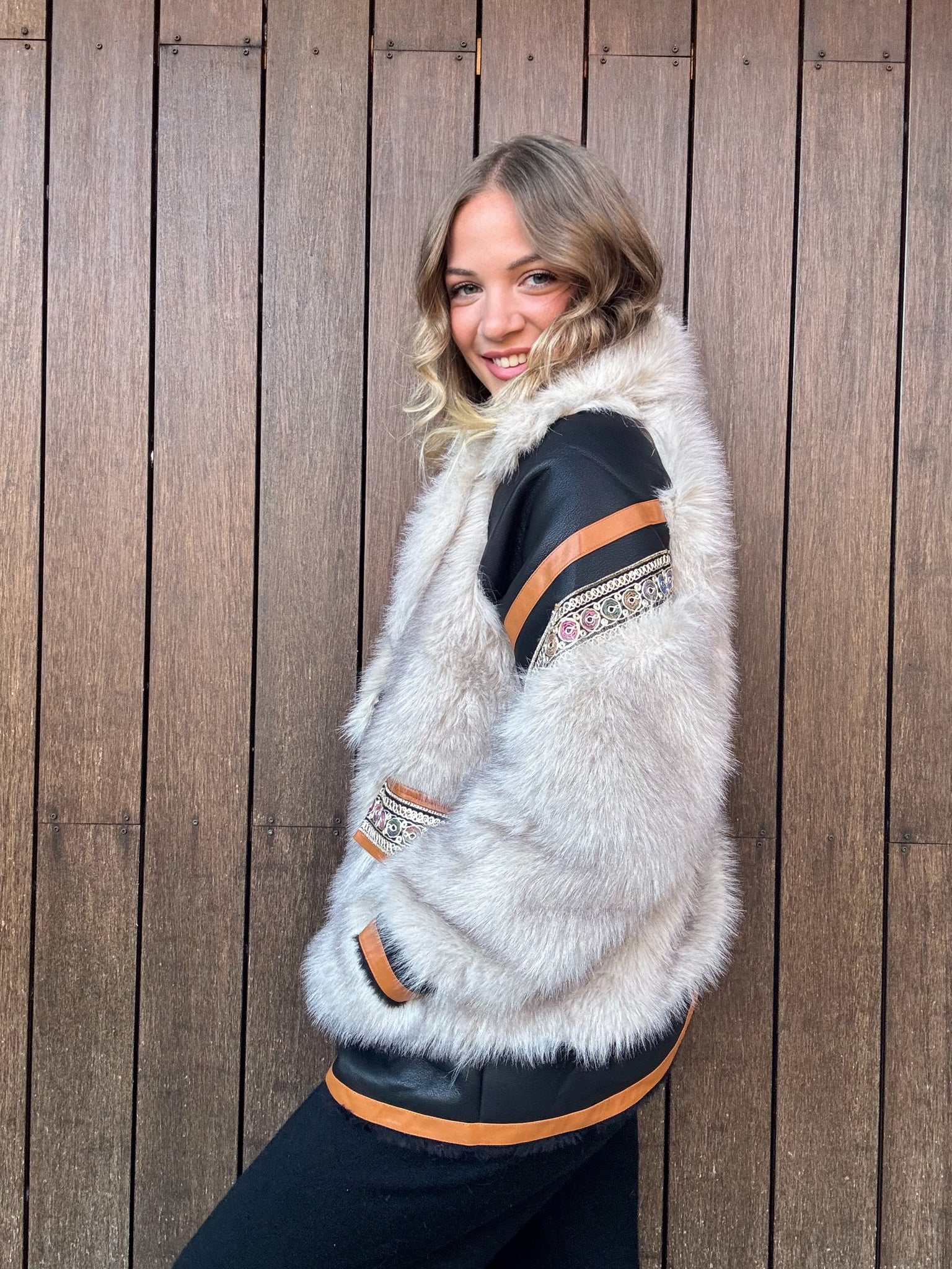 Cappotto in Ecopelle con Inserti in Pelliccia Sintetica e Dettagli Ricamati
Eleganza senza tempo. Stile deciso. Comfort avvolgente.