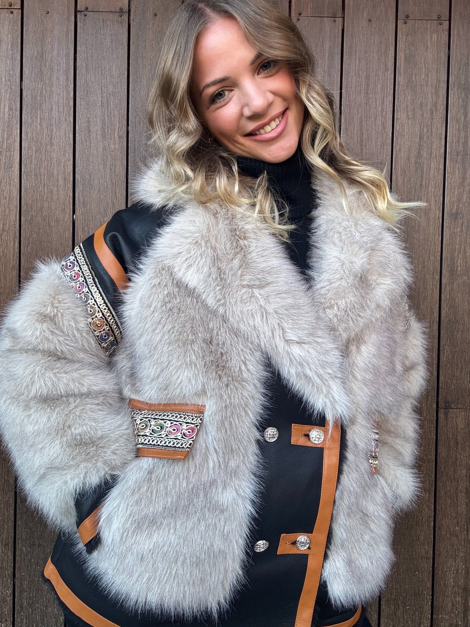 Cappotto in Ecopelle con Inserti in Pelliccia Sintetica e Dettagli Ricamati
Eleganza senza tempo. Stile deciso. Comfort avvolgente.