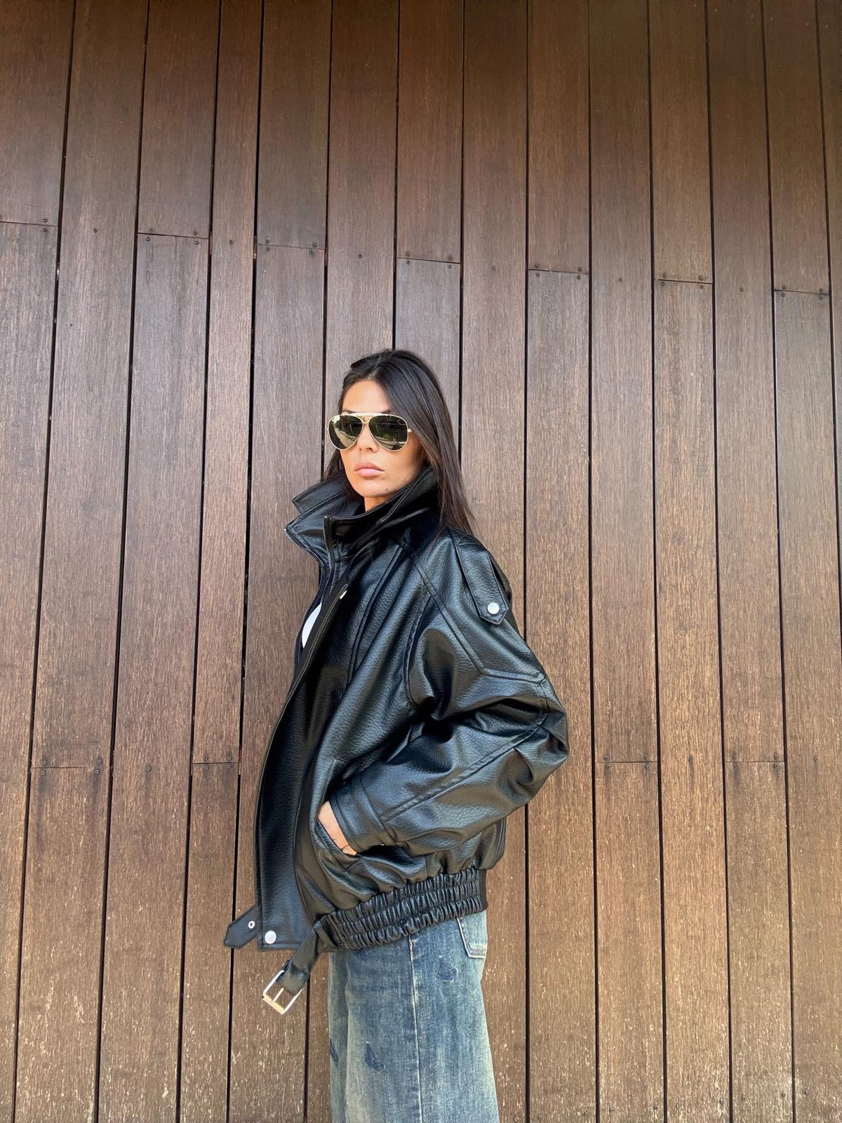 Bomber Oversize in Ecopelle Nera
Carattere deciso. Stile contemporaneo. Comfort quotidiano.