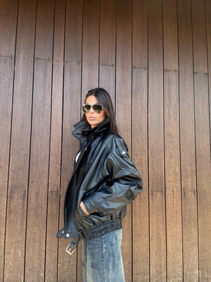 Bomber Oversize in Ecopelle Nera
Carattere deciso. Stile contemporaneo. Comfort quotidiano.
