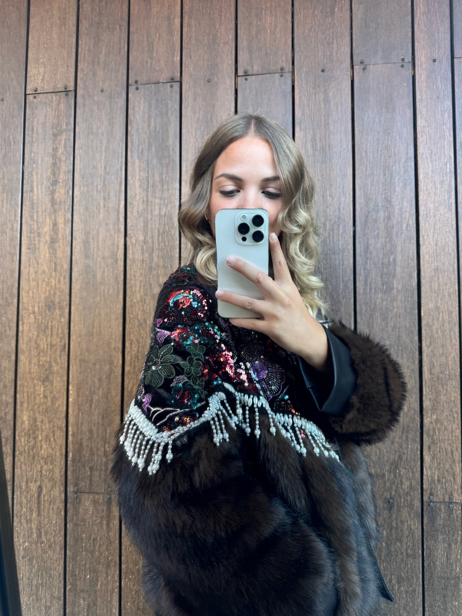 Giacca in eco pelliccia – Eleganza boho chic