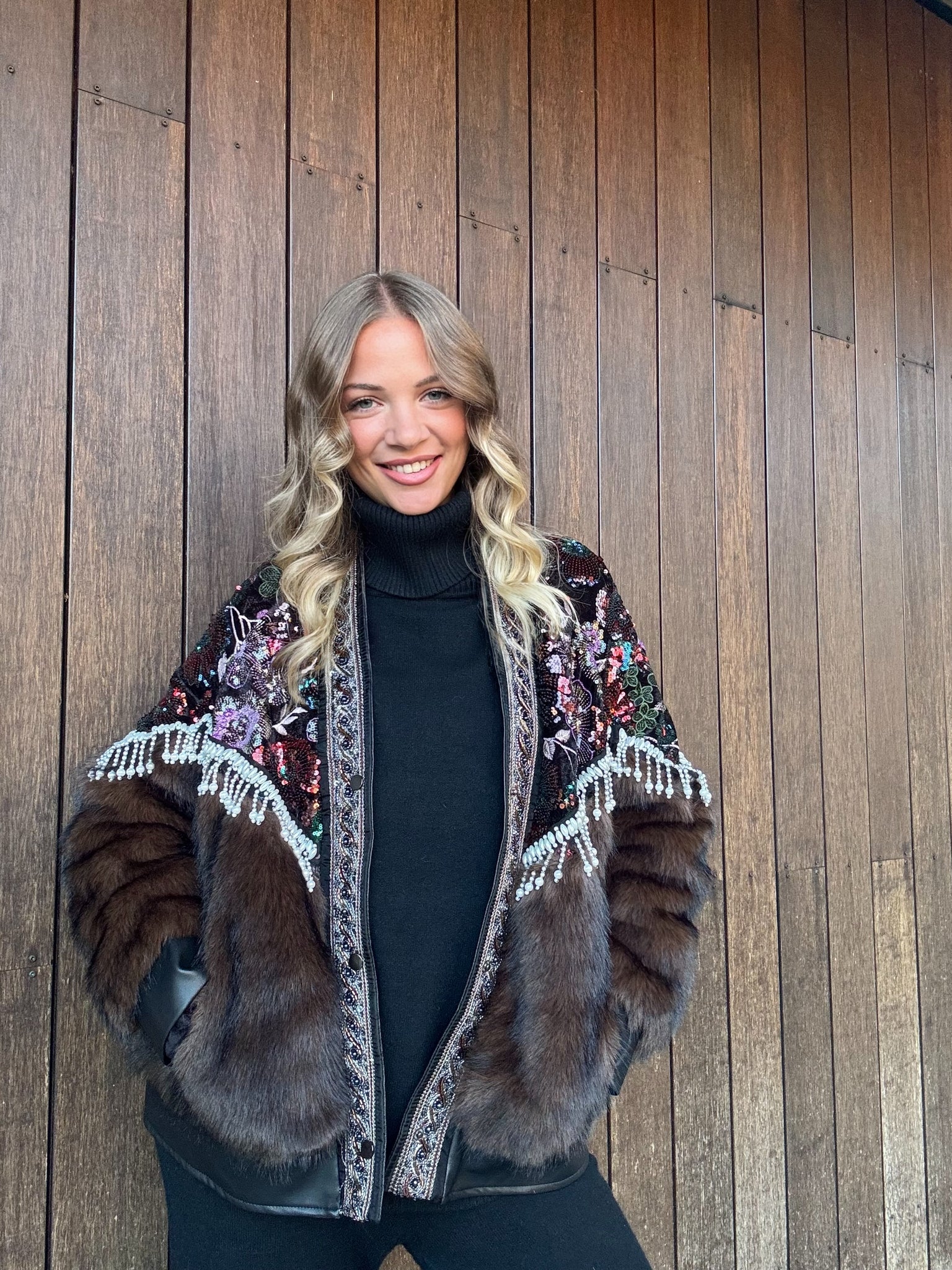 Giacca in eco pelliccia – Eleganza boho chic
