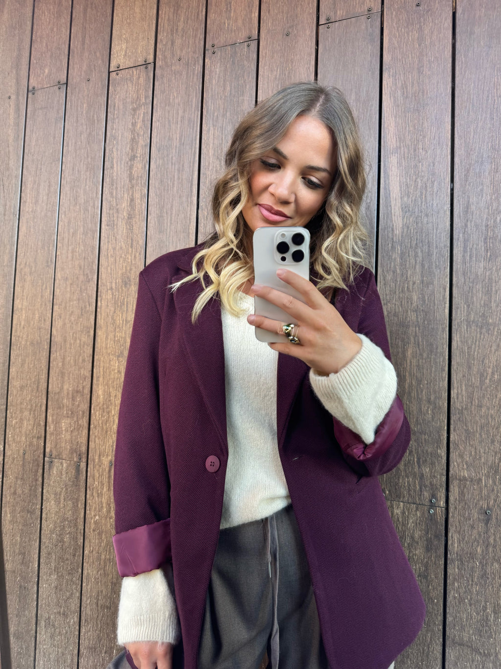 Blazer Borgogna in Tessuto Spigato Stile essenziale. Eleganza quotidiana. Versatilità senza tempo.