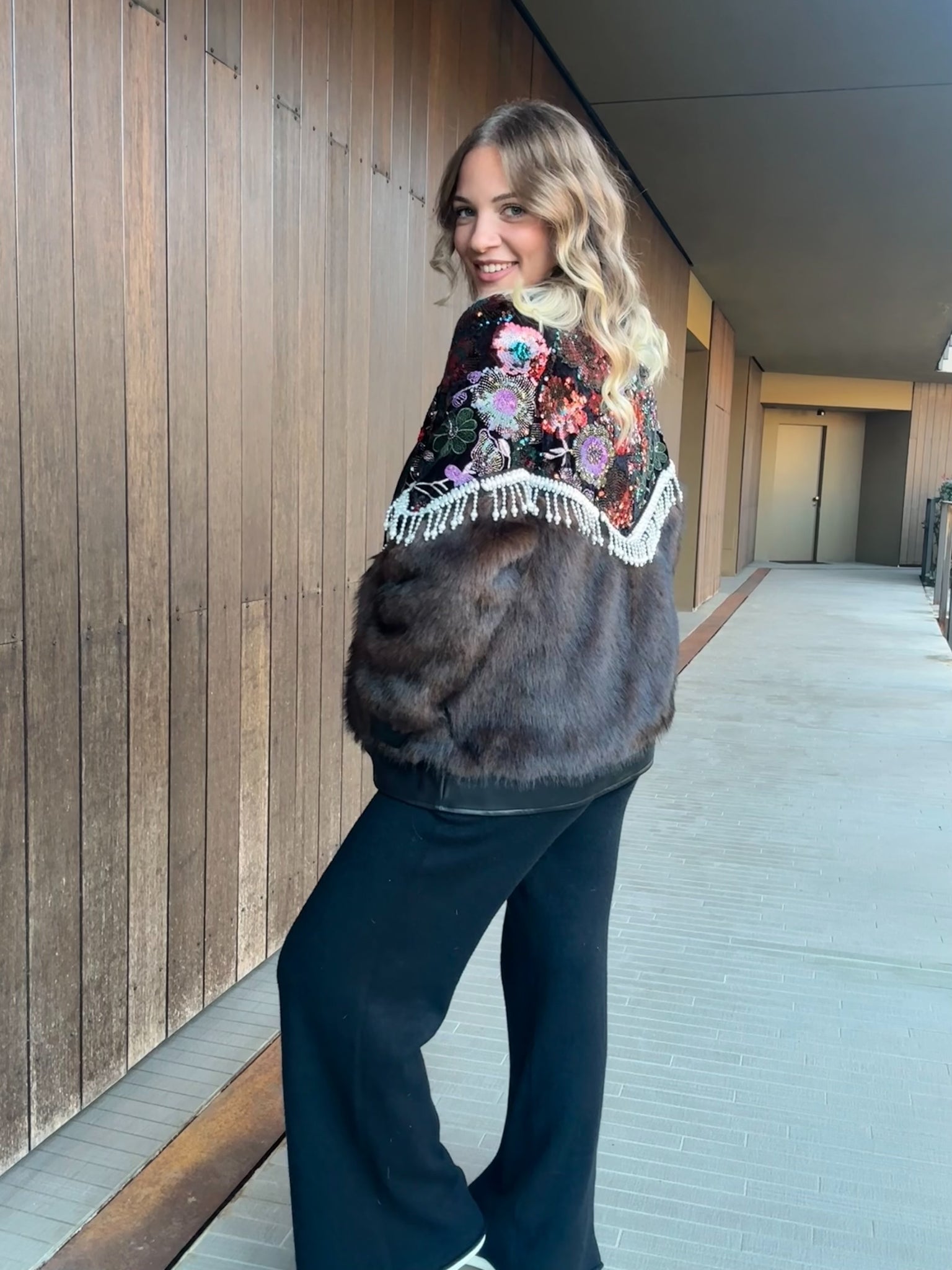 Giacca in eco pelliccia – Eleganza boho chic