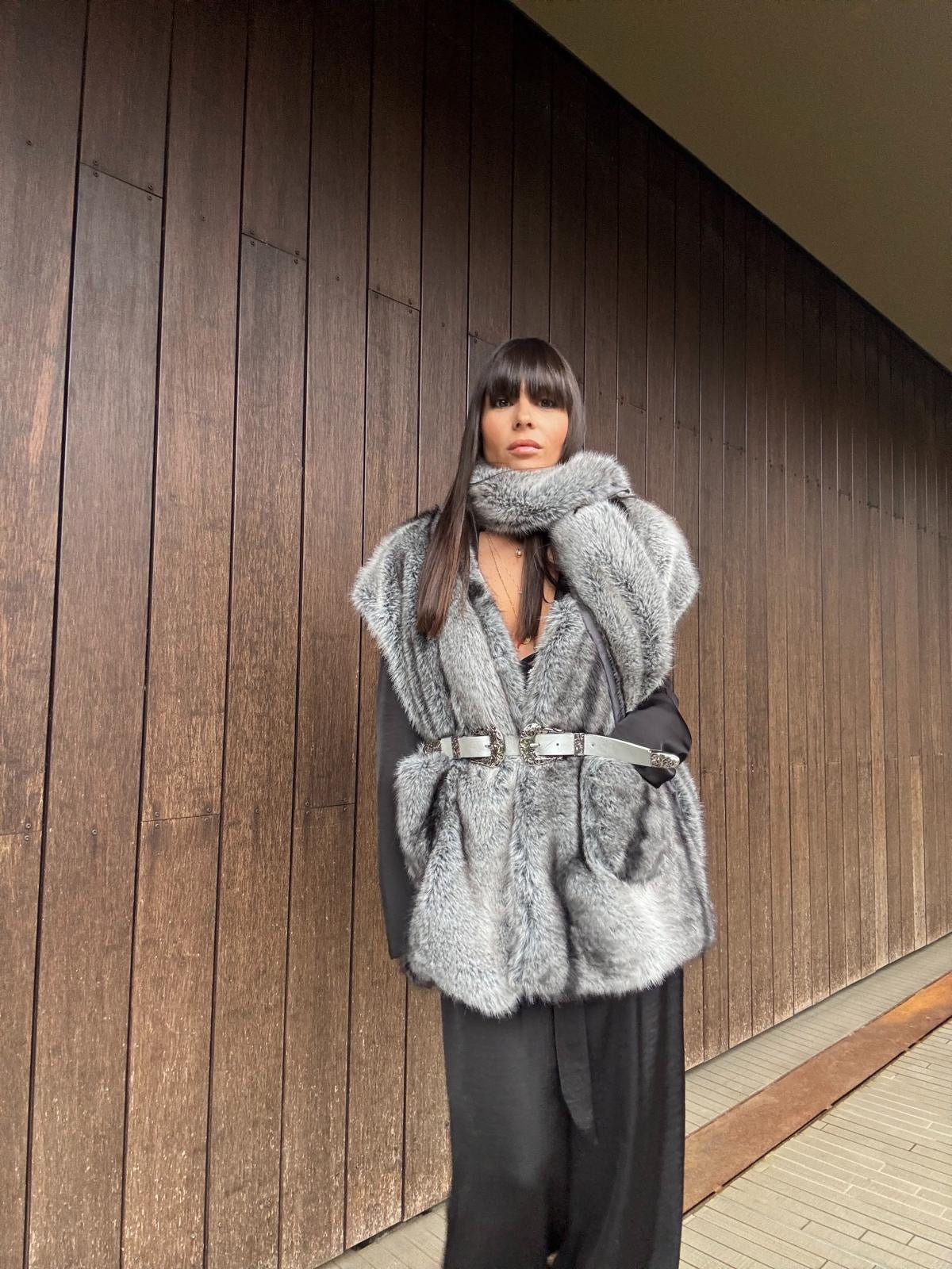 Eco Pelliccia Grigia con Sciarpa Integrata – Iconica e Avvolgente