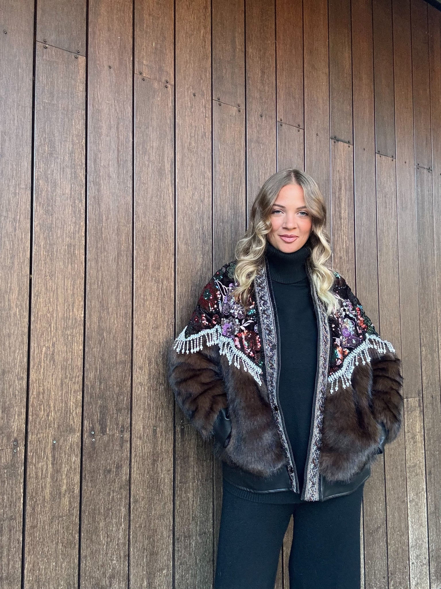 Giacca in eco pelliccia – Eleganza boho chic