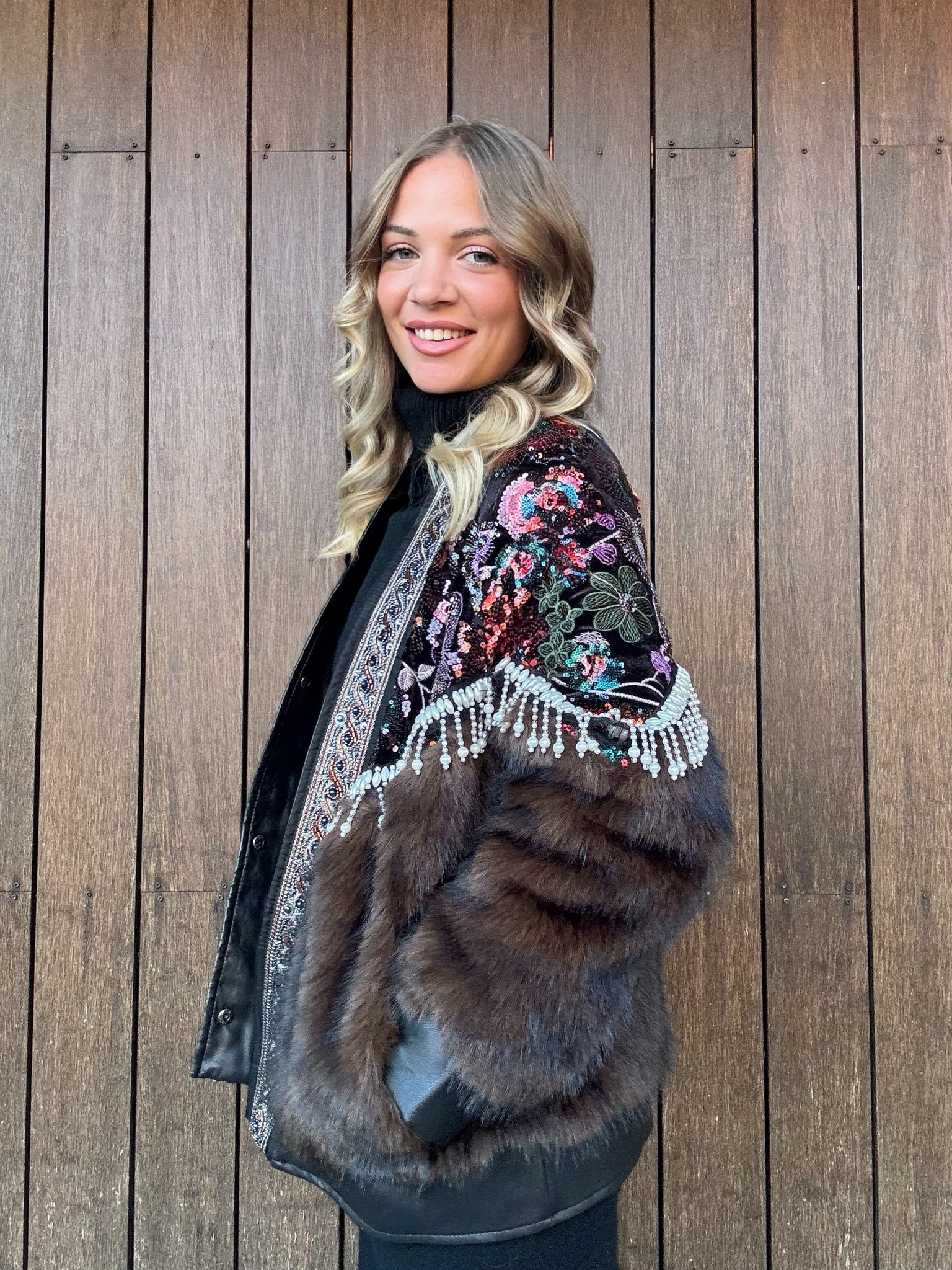Giacca in eco pelliccia – Eleganza boho chic