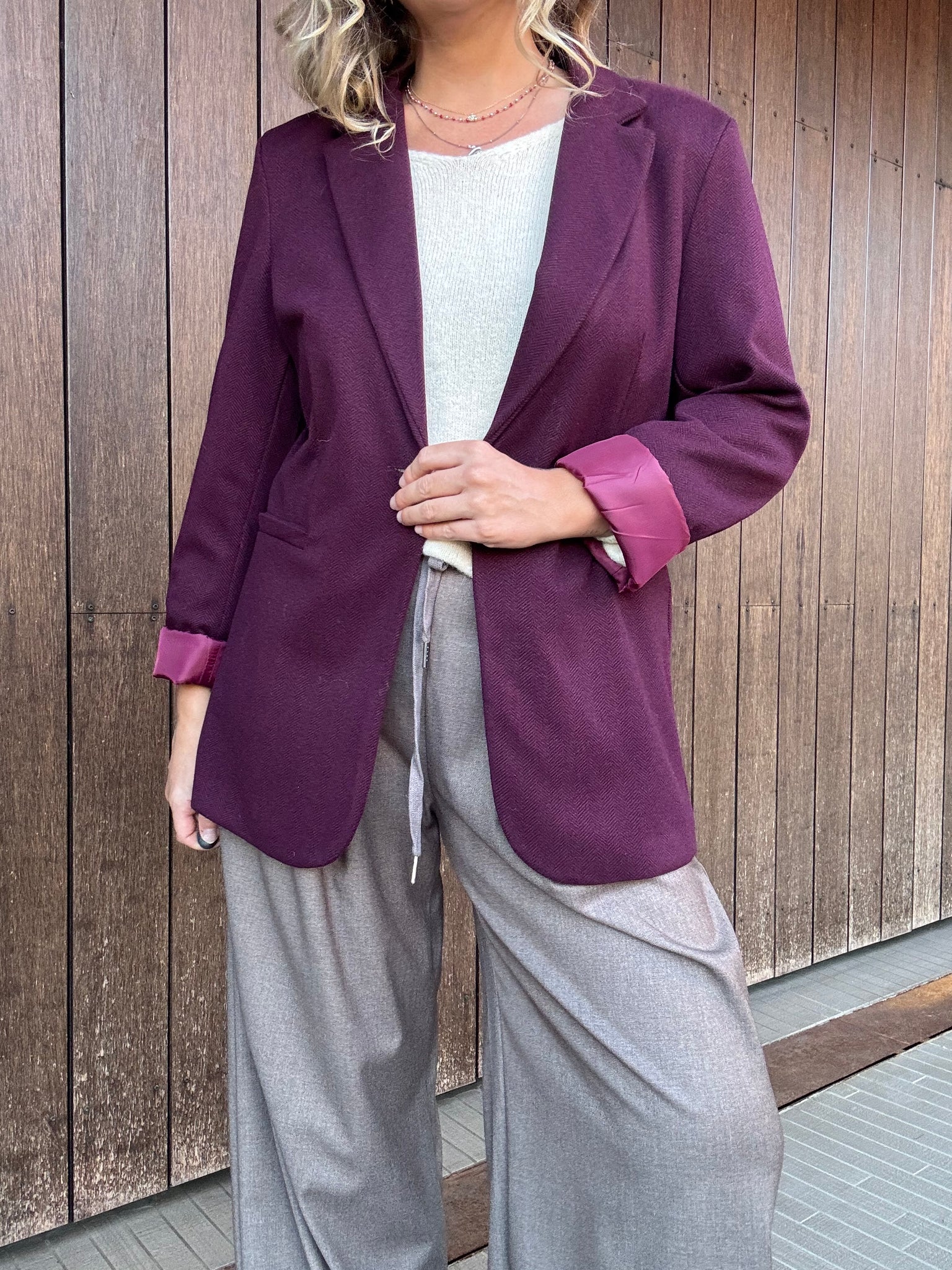 Blazer Borgogna in Tessuto Spigato Stile essenziale. Eleganza quotidiana. Versatilità senza tempo.