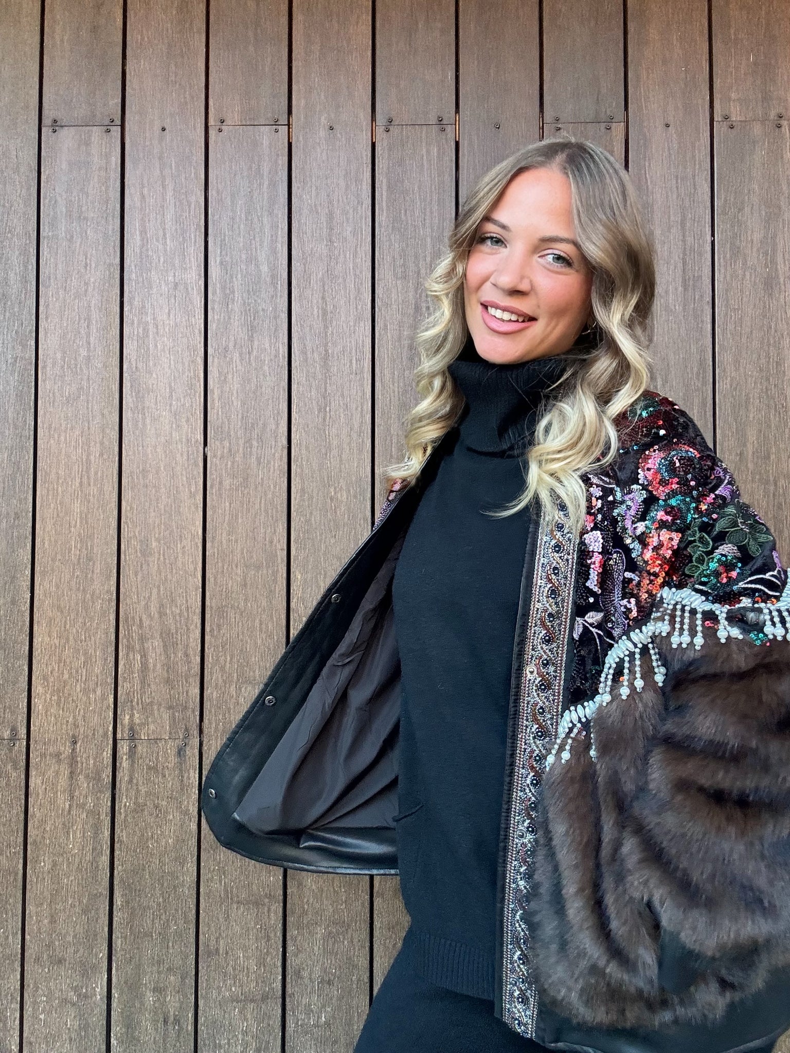 Giacca in eco pelliccia – Eleganza boho chic