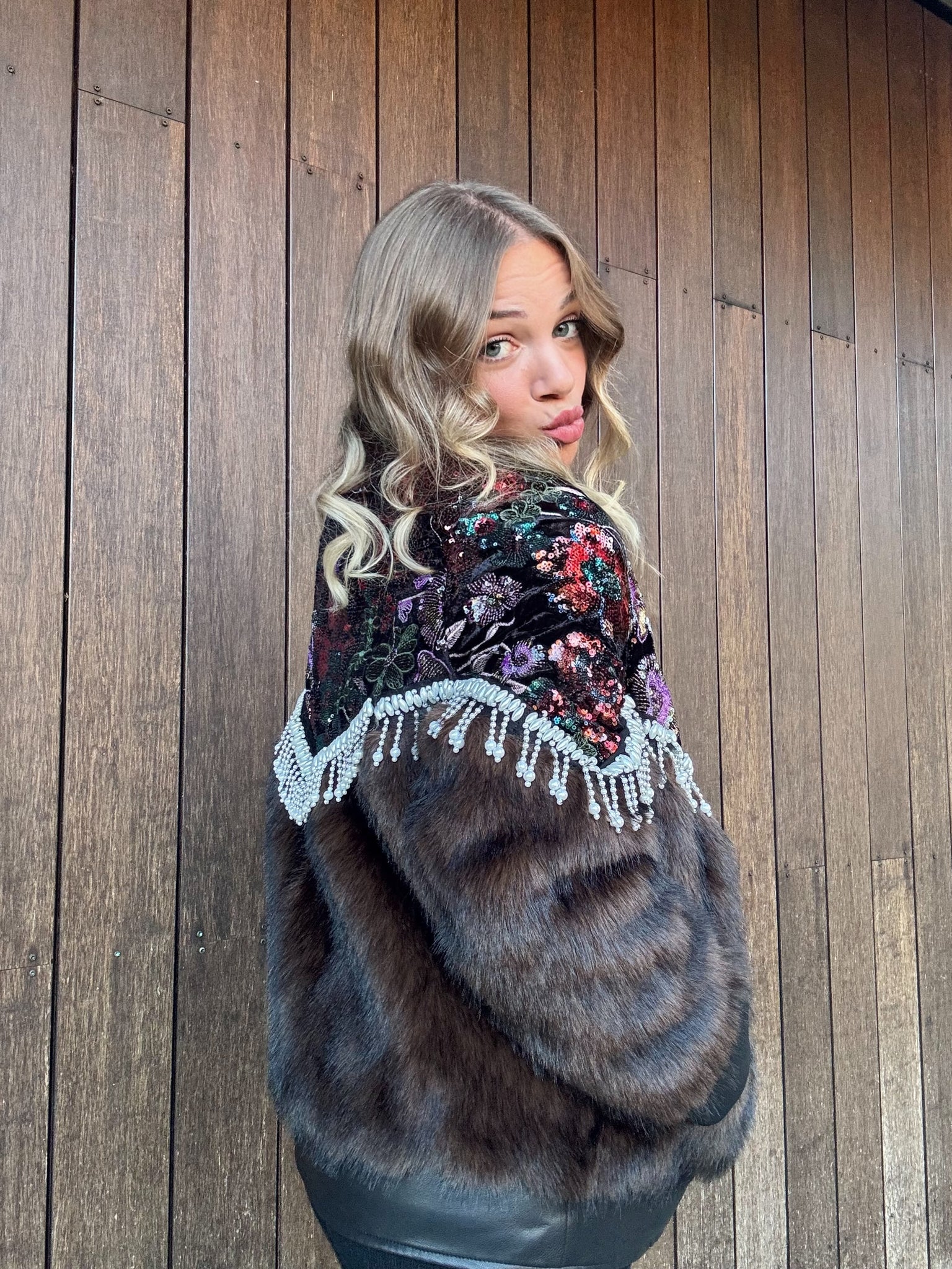 Giacca in eco pelliccia – Eleganza boho chic