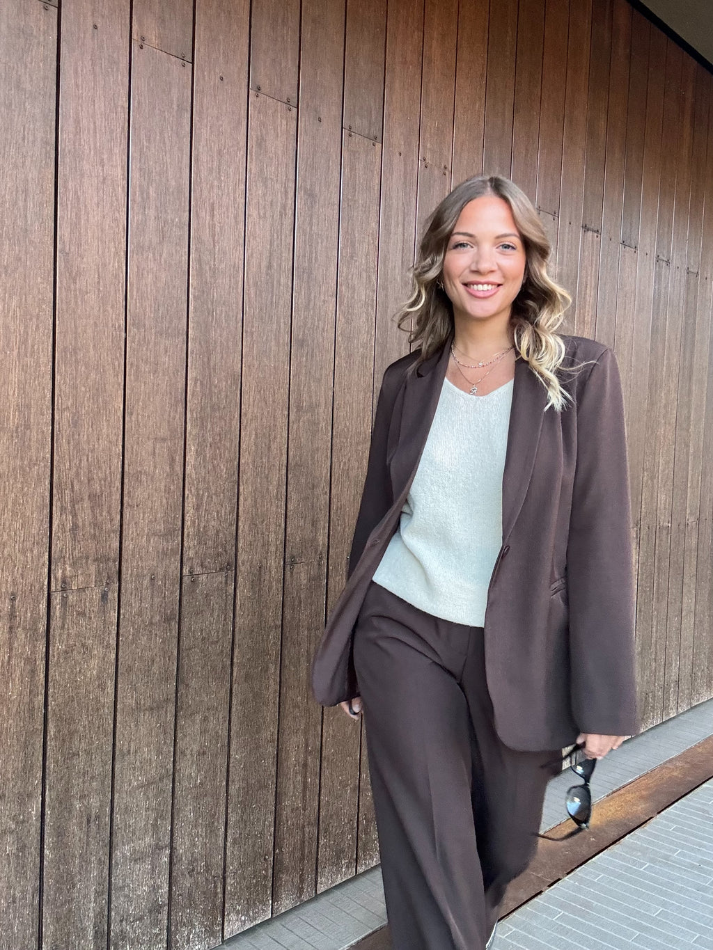 Mocha Suit – Eleganza minimal e fascino contemporaneo