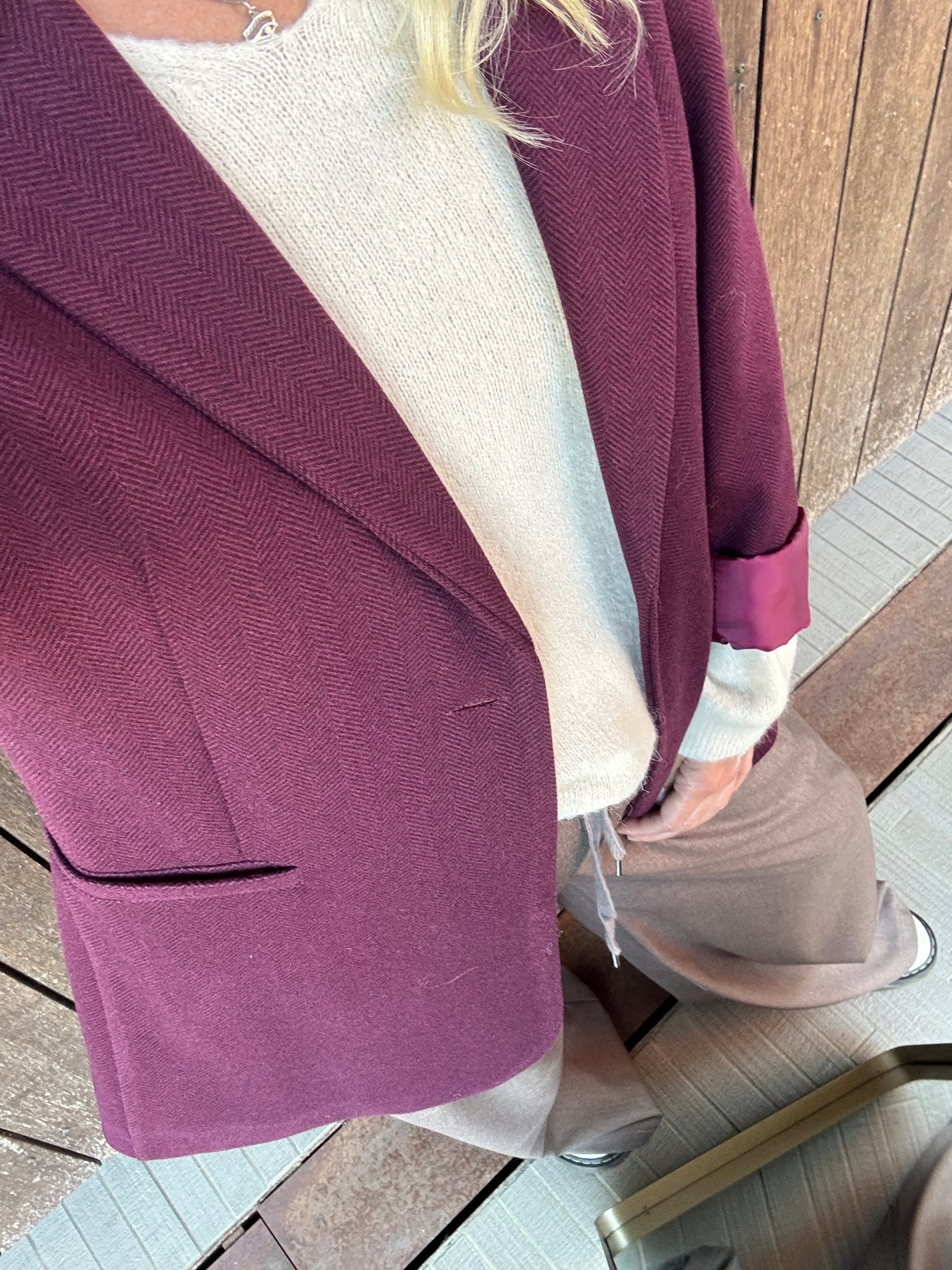 Blazer Borgogna in Tessuto Spigato Stile essenziale. Eleganza quotidiana. Versatilità senza tempo.
