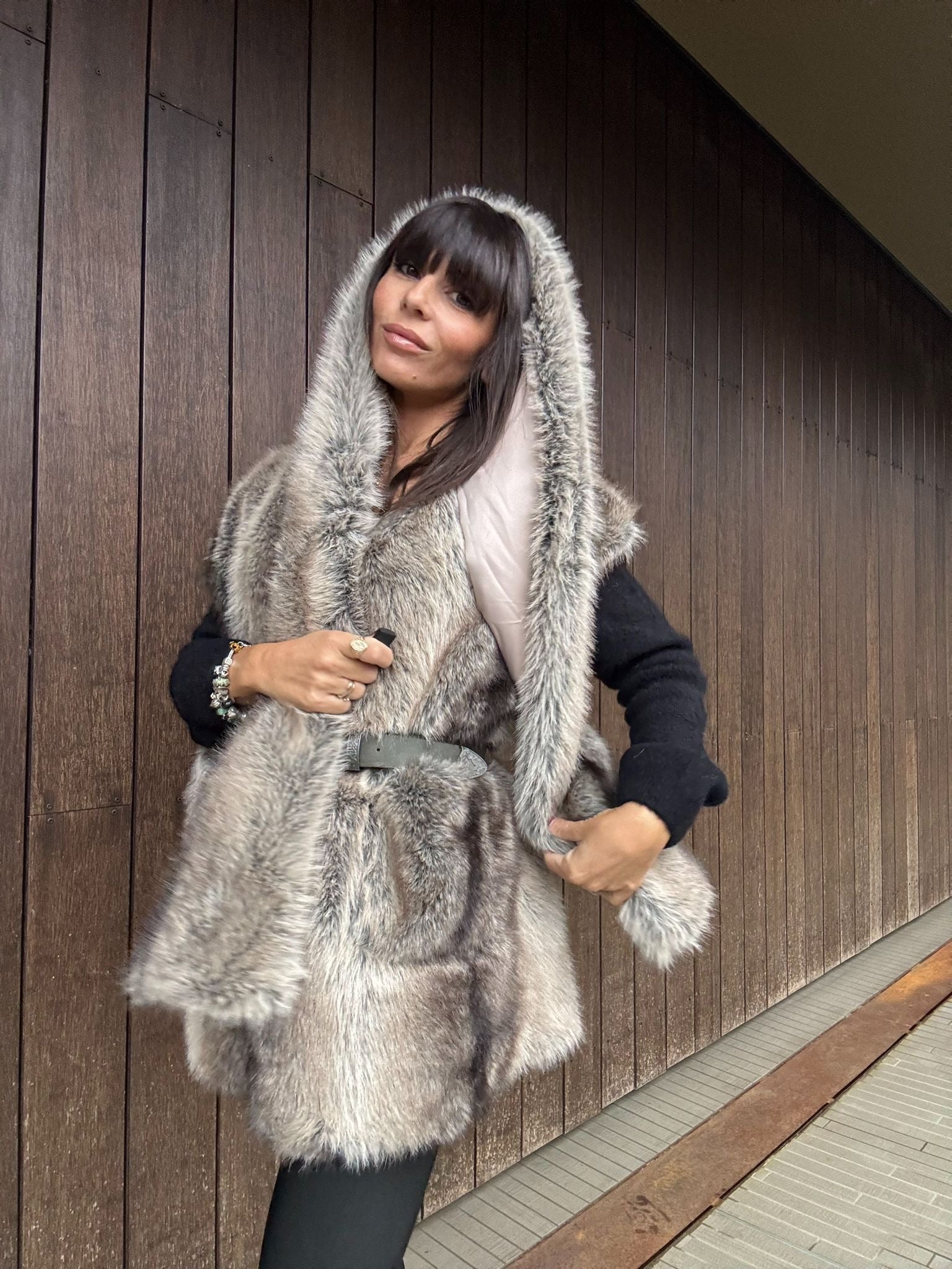 Eco Pelliccia Marrone con Sciarpa Integrata – Iconica e Avvolgente