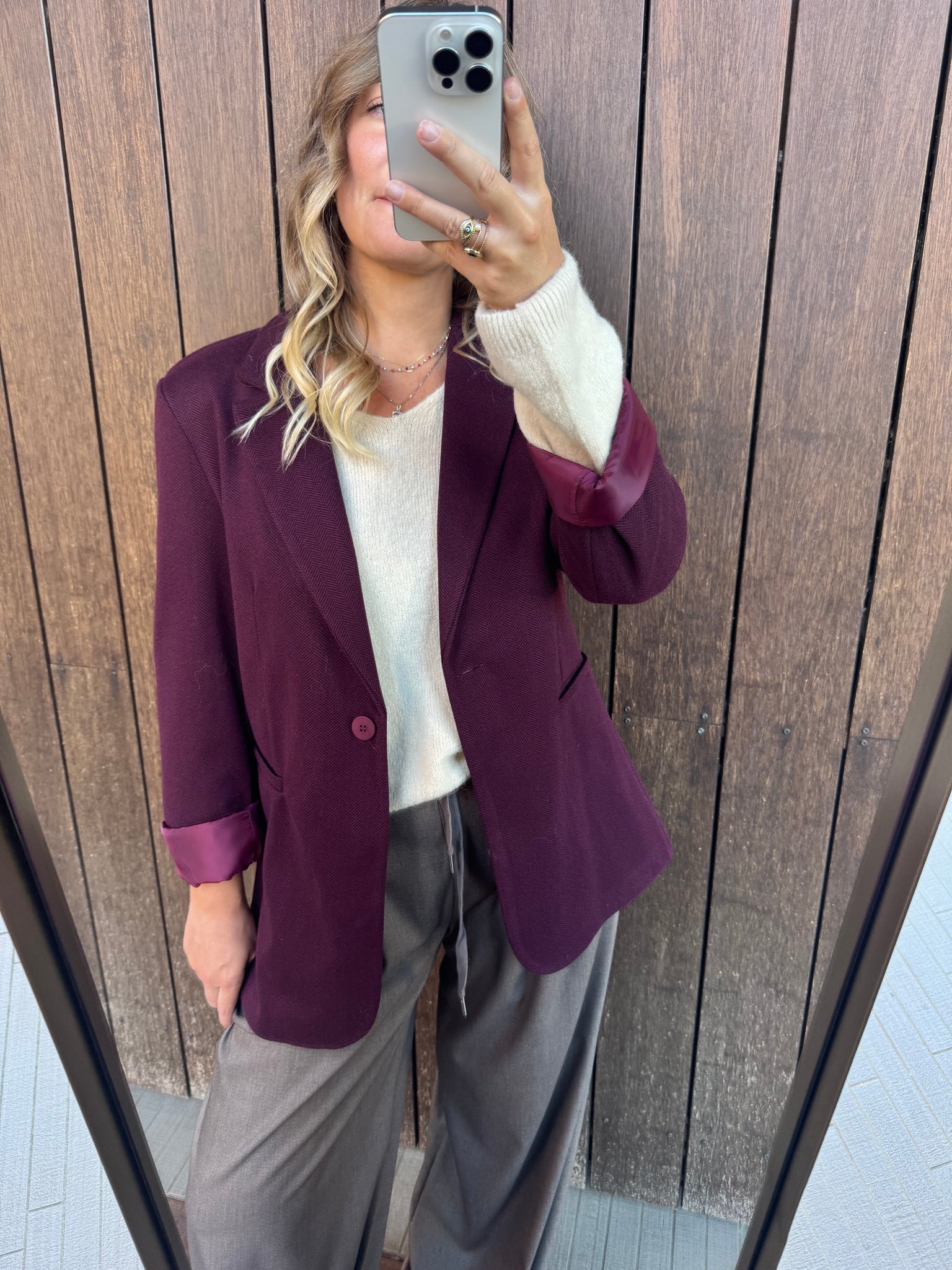 Blazer Borgogna in Tessuto Spigato Stile essenziale. Eleganza quotidiana. Versatilità senza tempo.