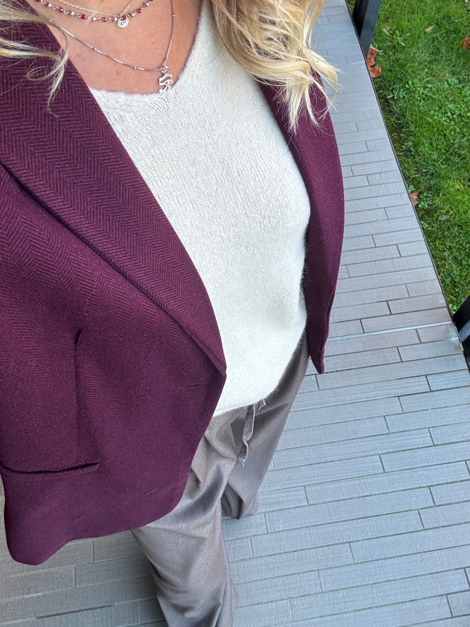 Blazer Borgogna in Tessuto Spigato Stile essenziale. Eleganza quotidiana. Versatilità senza tempo.