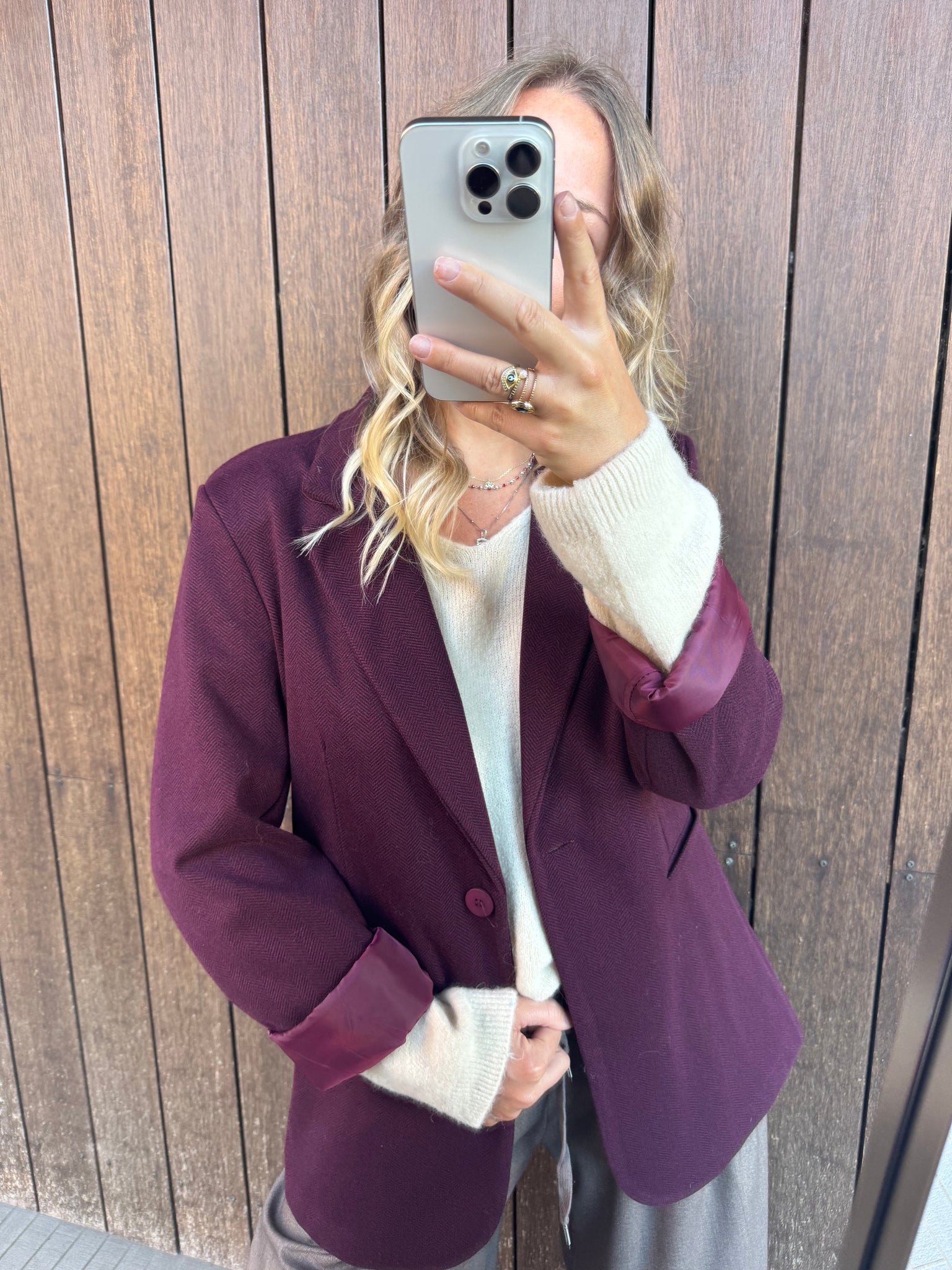 Blazer Borgogna in Tessuto Spigato Stile essenziale. Eleganza quotidiana. Versatilità senza tempo.