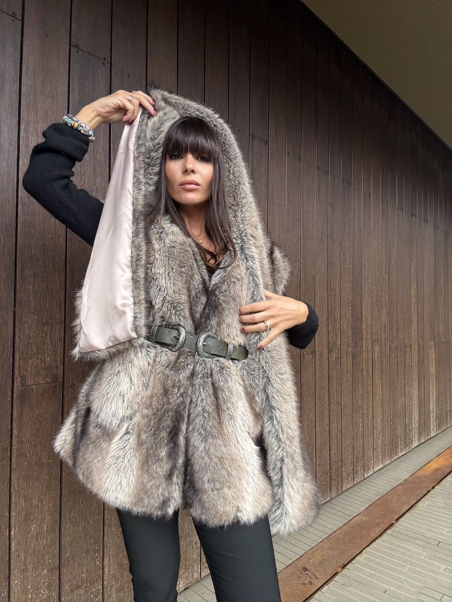 Eco Pelliccia Marrone con Sciarpa Integrata – Iconica e Avvolgente