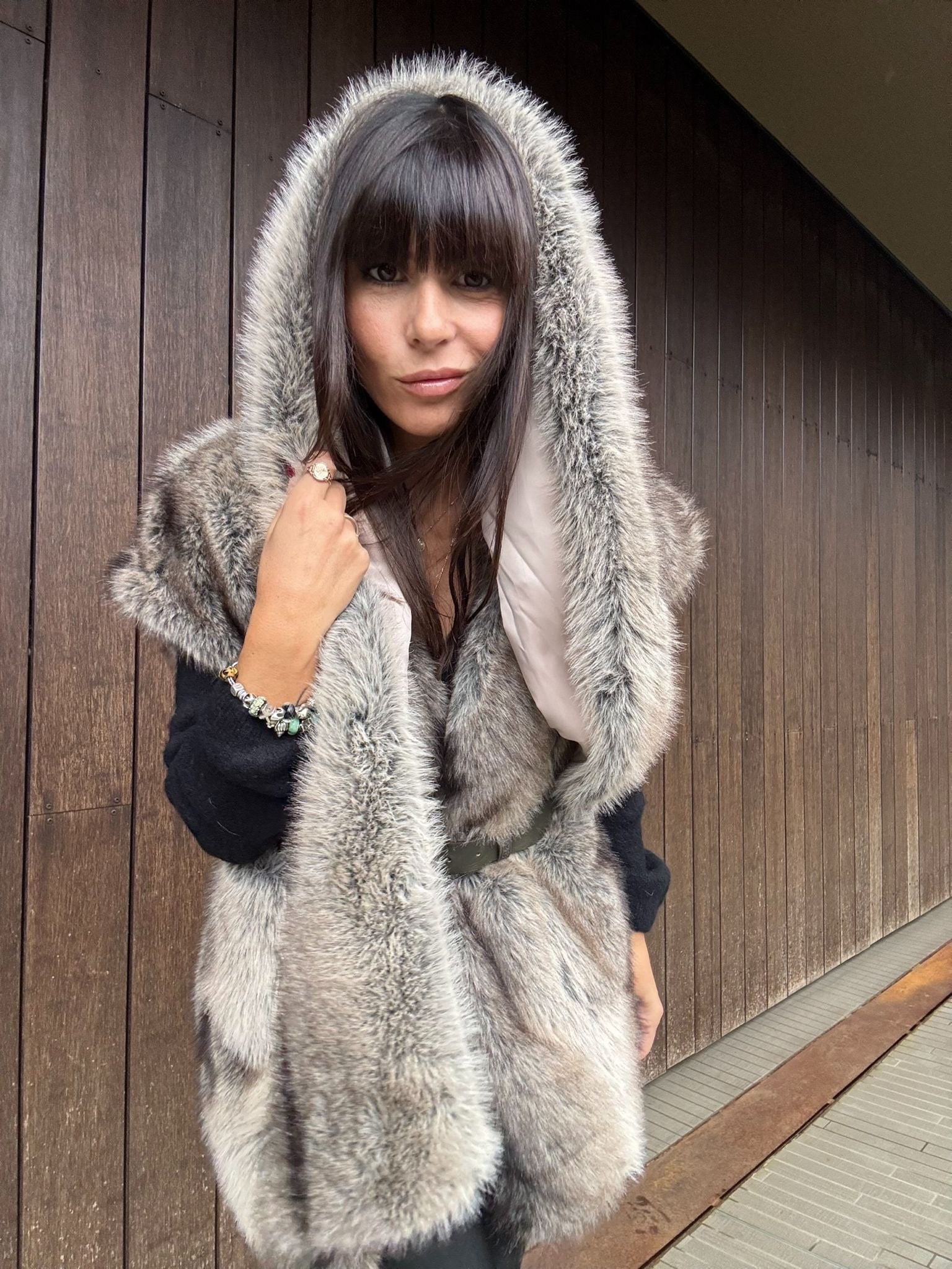 Eco Pelliccia Marrone con Sciarpa Integrata – Iconica e Avvolgente