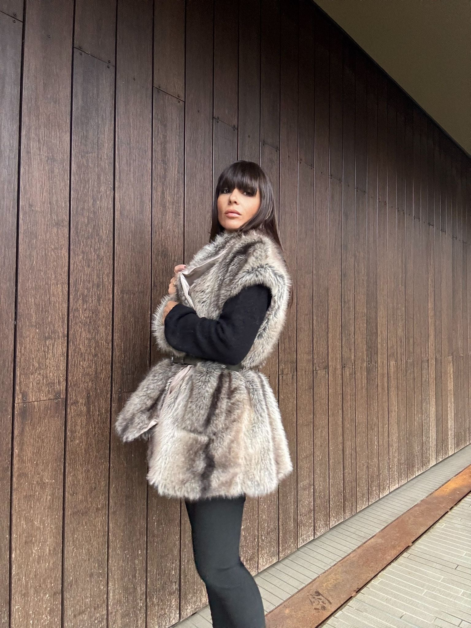 Eco Pelliccia Marrone con Sciarpa Integrata – Iconica e Avvolgente