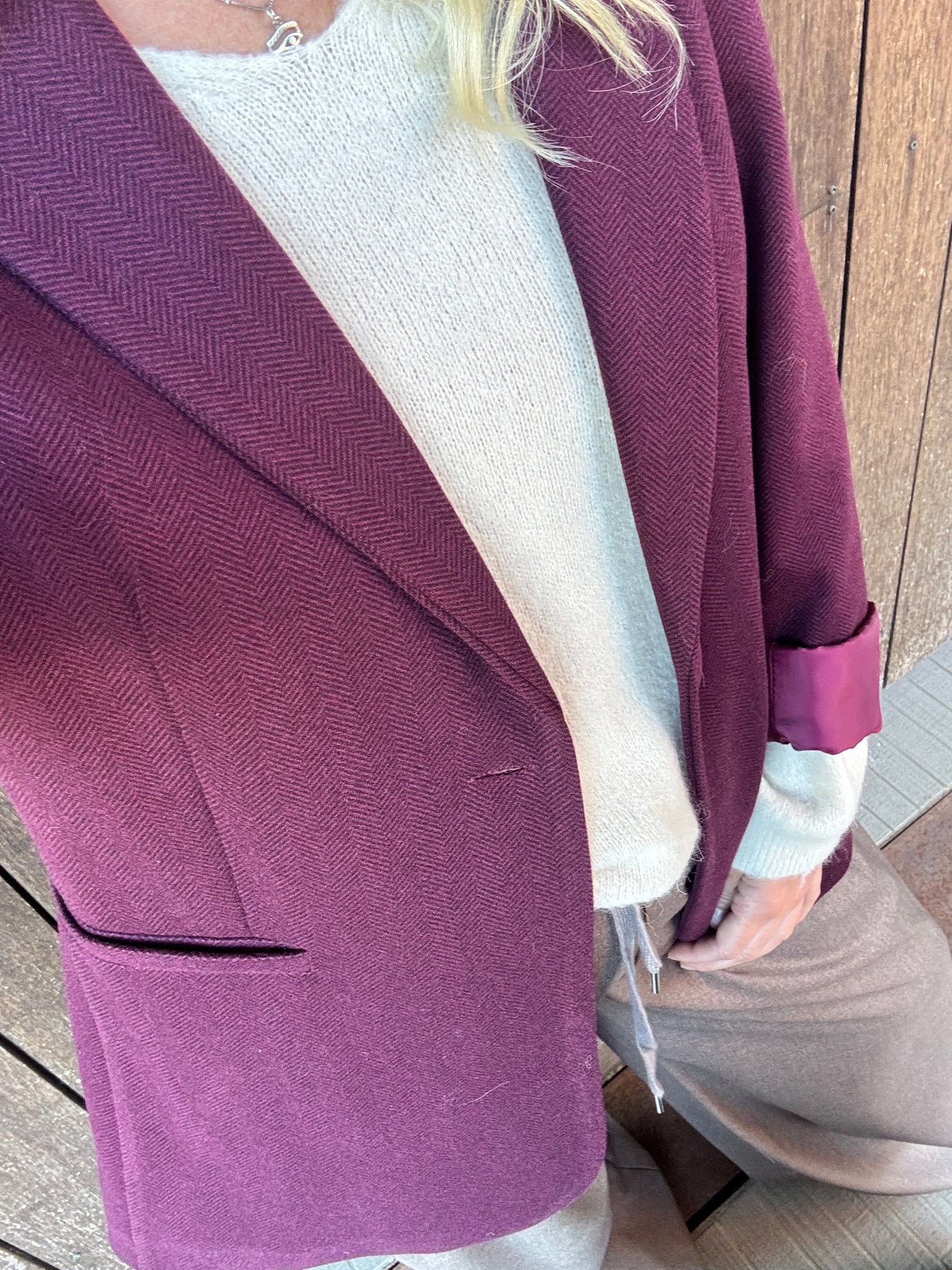 Blazer Borgogna in Tessuto Spigato Stile essenziale. Eleganza quotidiana. Versatilità senza tempo.