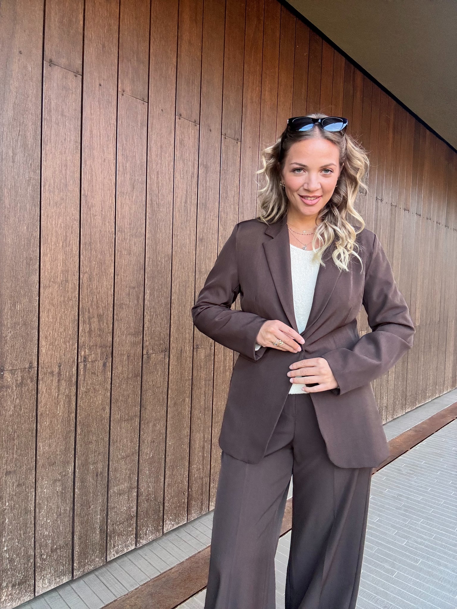 Mocha Suit – Eleganza minimal e fascino contemporaneo