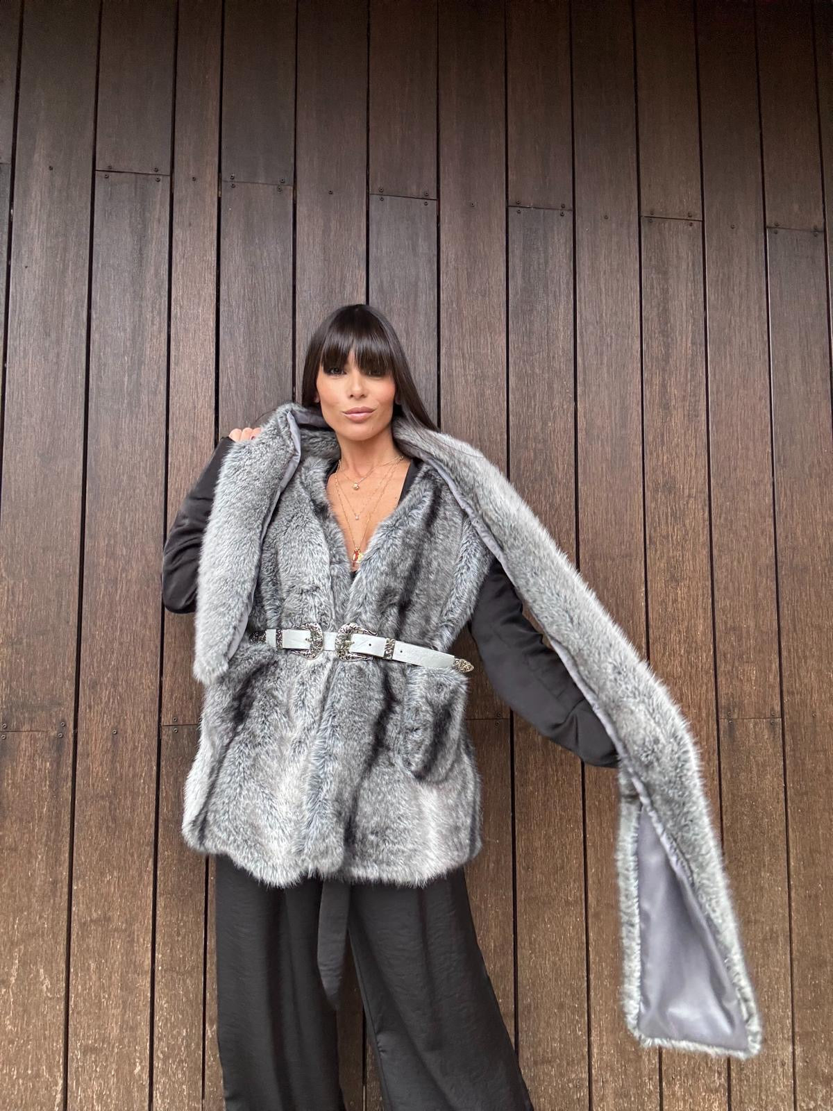 Eco Pelliccia Grigia con Sciarpa Integrata – Iconica e Avvolgente