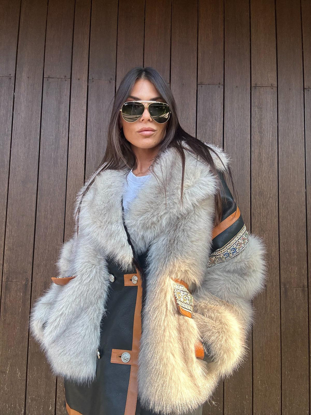 Cappotto in Pelle con Inserti in Pelliccia Sintetica e Dettagli Ricamati
Eleganza senza tempo. Stile deciso. Comfort avvolgente.