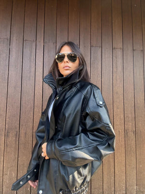 Bomber Oversize in Ecopelle Nera
Carattere deciso. Stile contemporaneo. Comfort quotidiano.